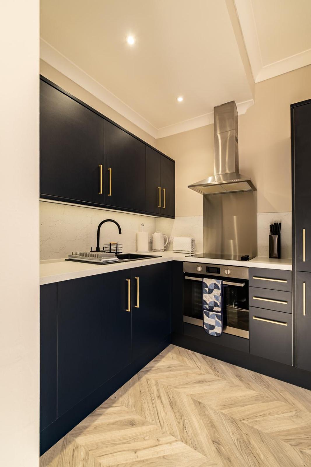 Modern City Stay - SJA Stays - 2 Bed Apartment view 3