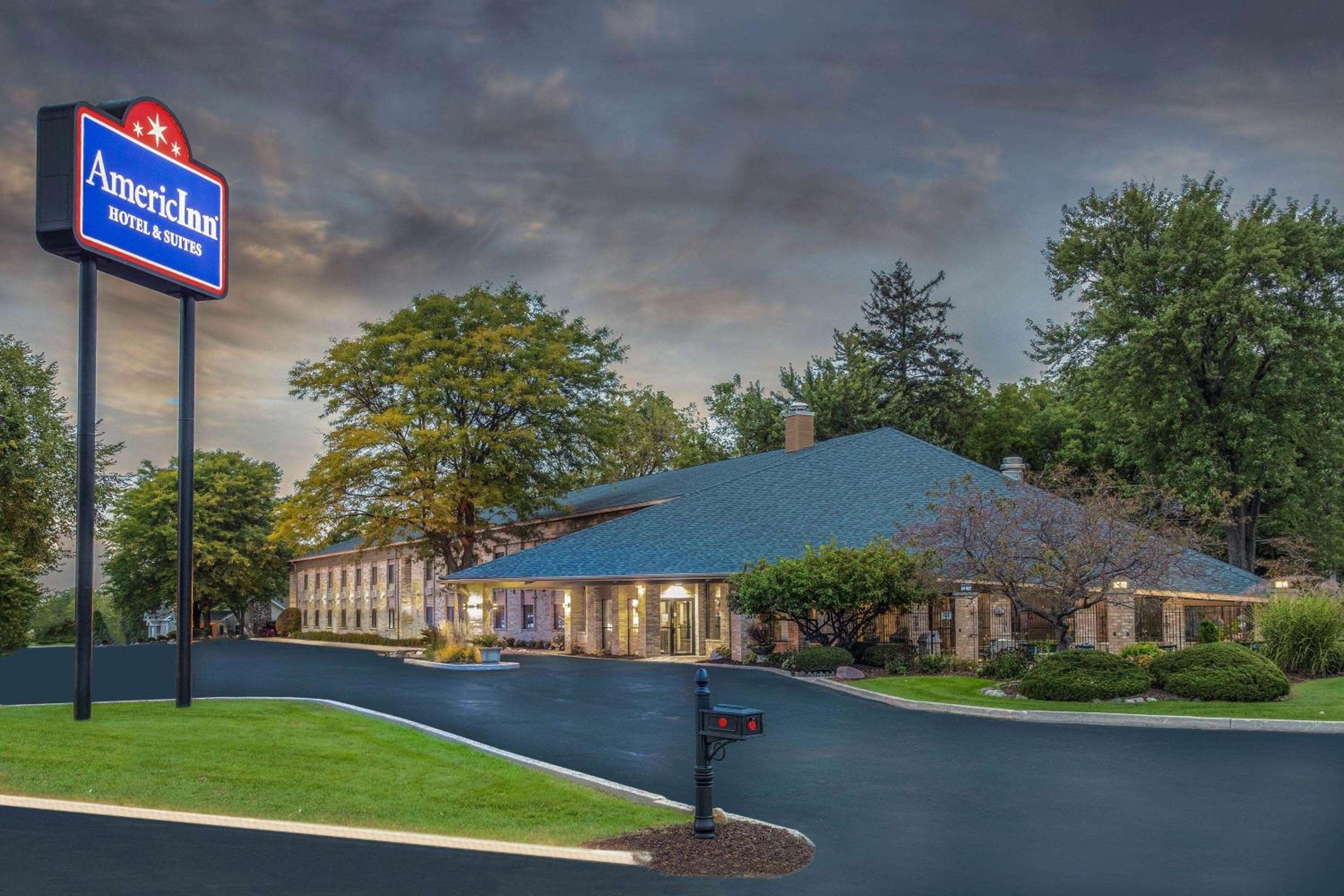 AmericInn and Suites by Wyndham Delafield-Waukesha-Milwaukee - Property Image 2