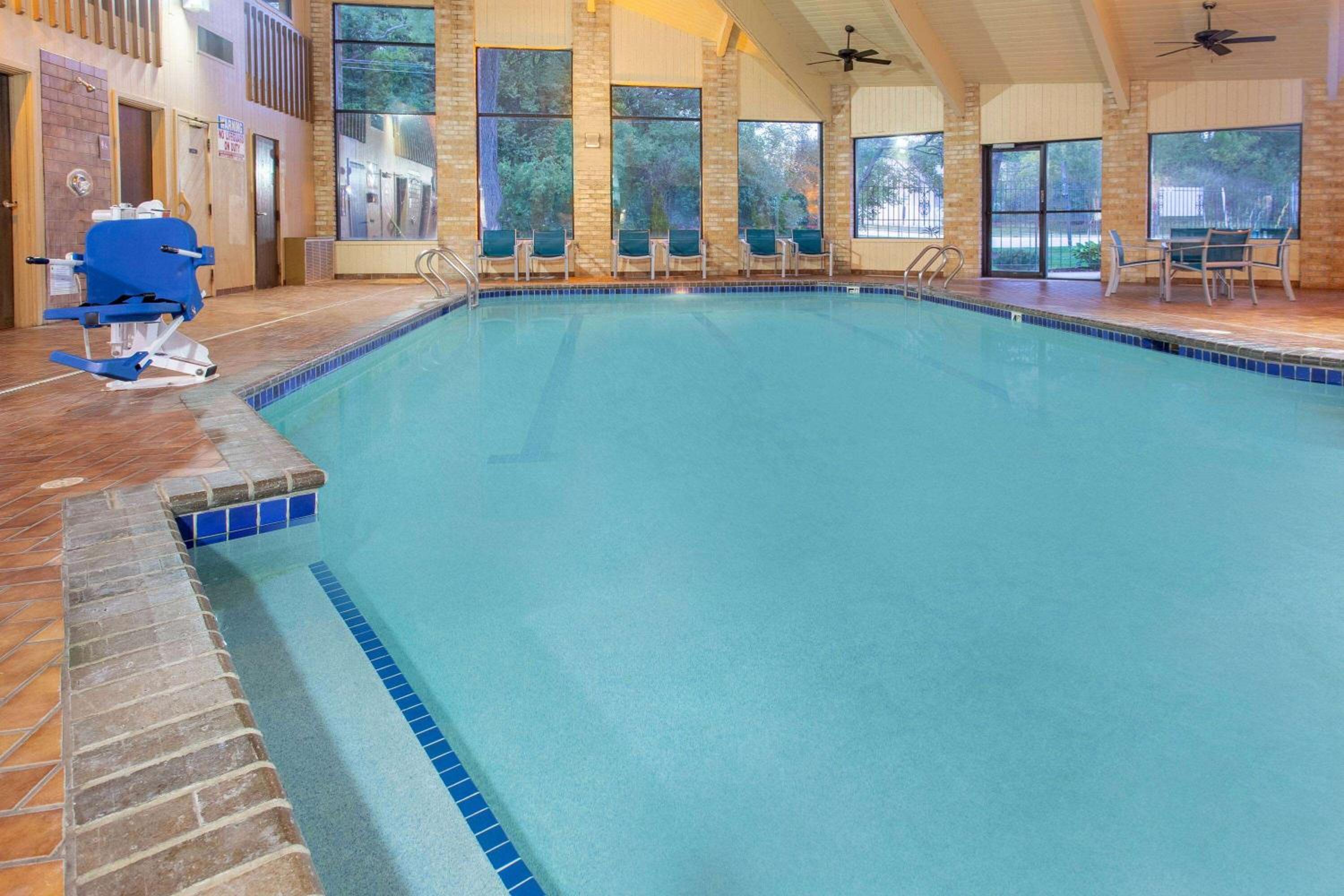 AmericInn and Suites by Wyndham Delafield-Waukesha-Milwaukee - Property Image 28