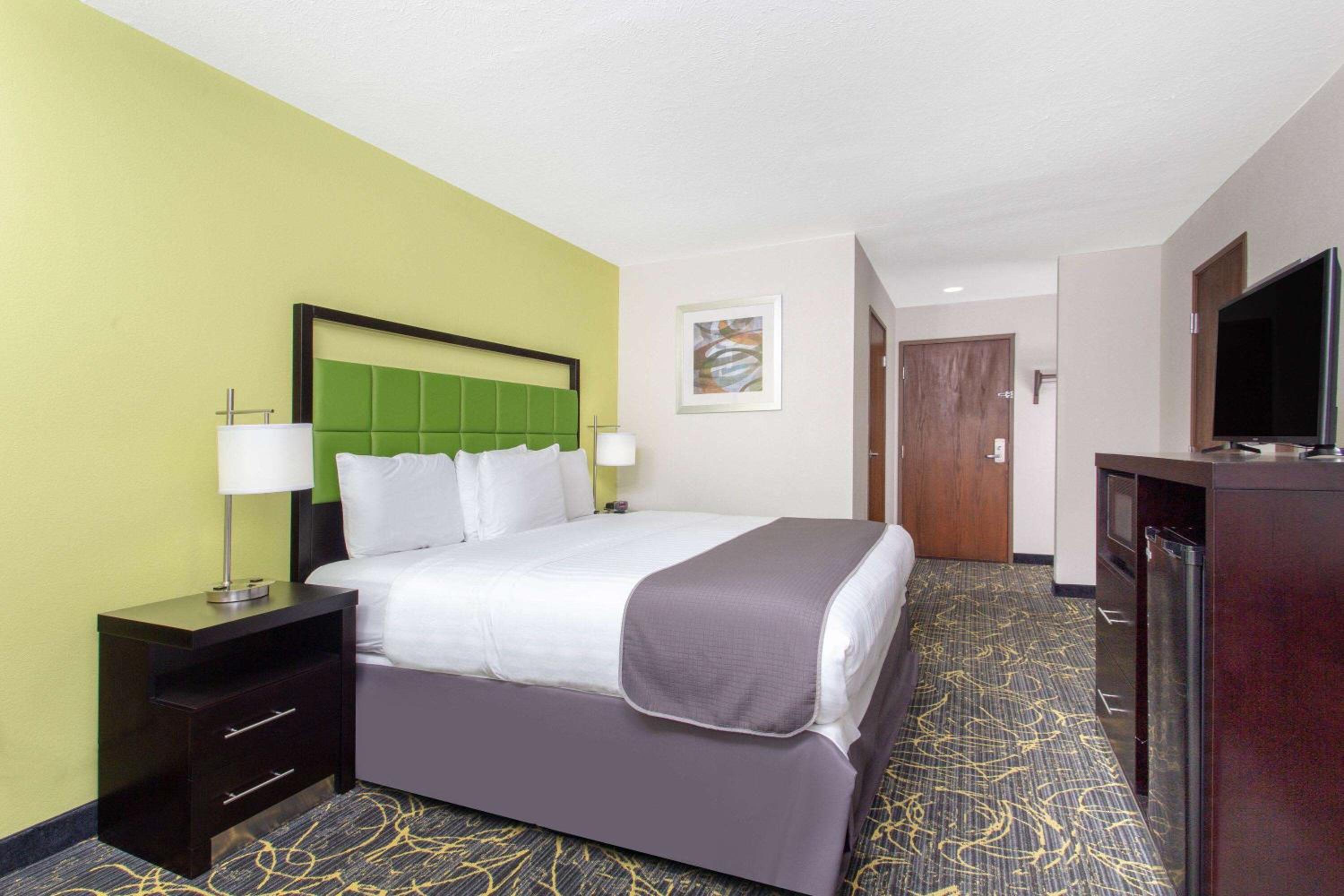AmericInn and Suites by Wyndham Delafield-Waukesha-Milwaukee - Property Image 26