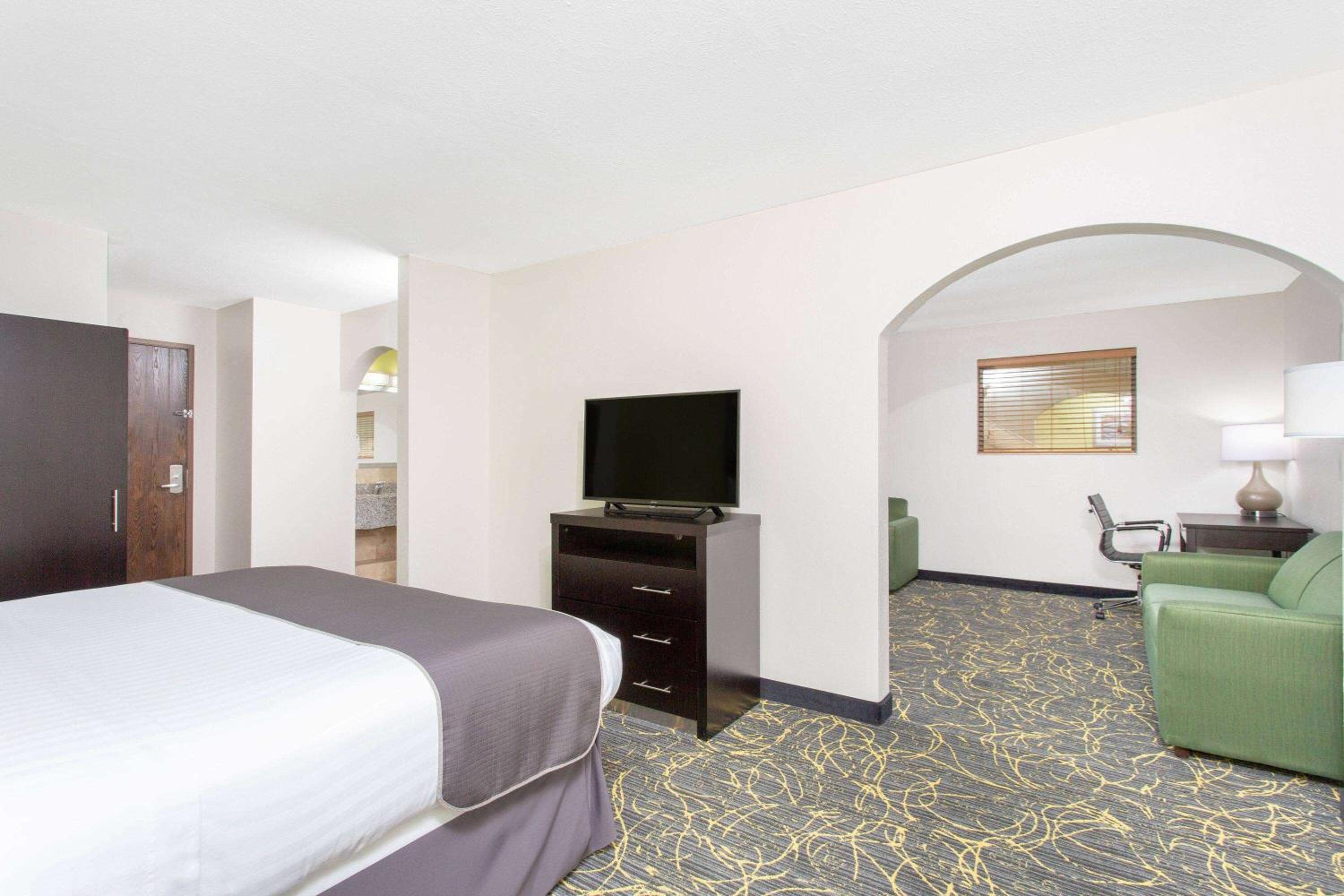 AmericInn and Suites by Wyndham Delafield-Waukesha-Milwaukee - Property Image 15