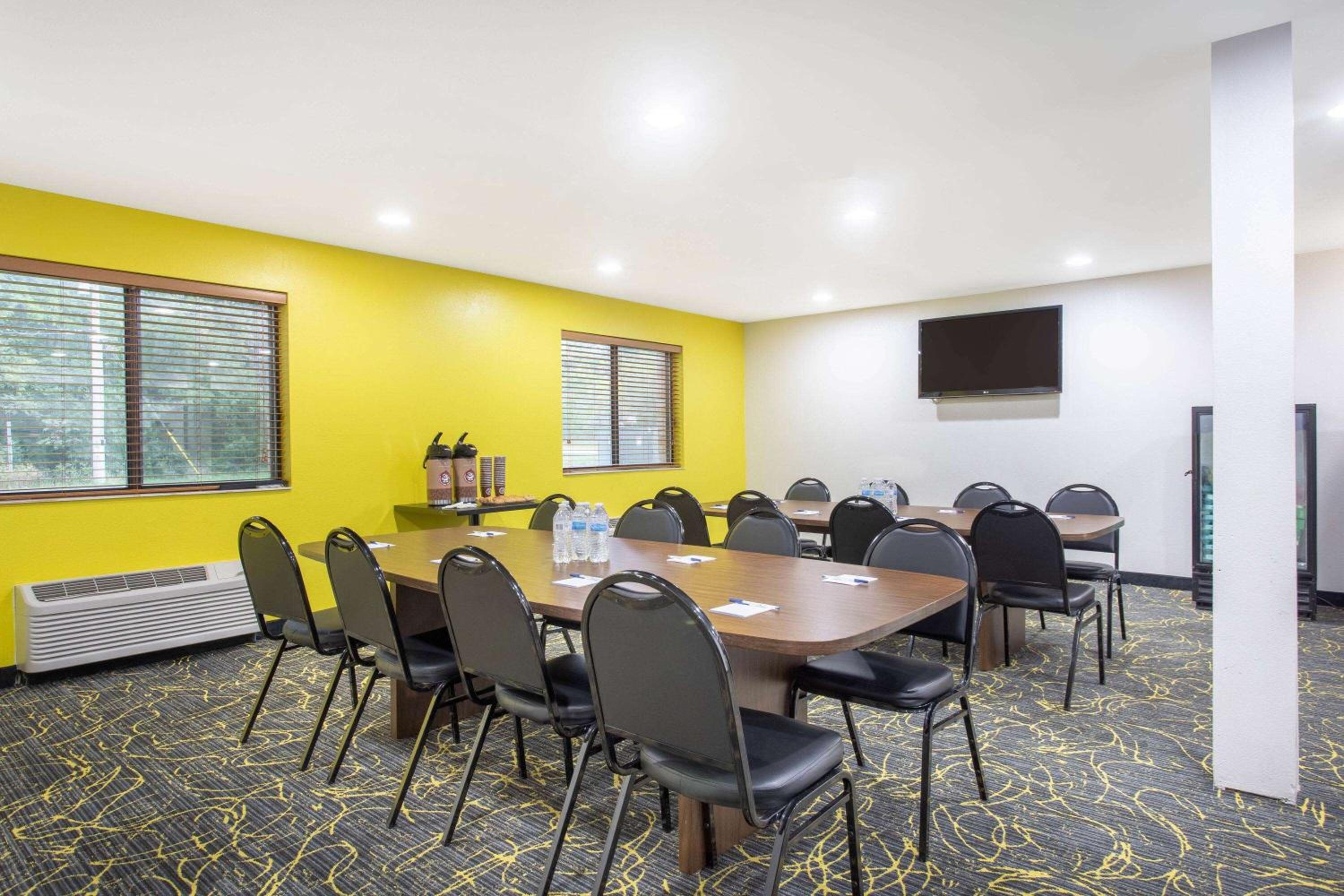 AmericInn and Suites by Wyndham Delafield-Waukesha-Milwaukee - Property Image 20