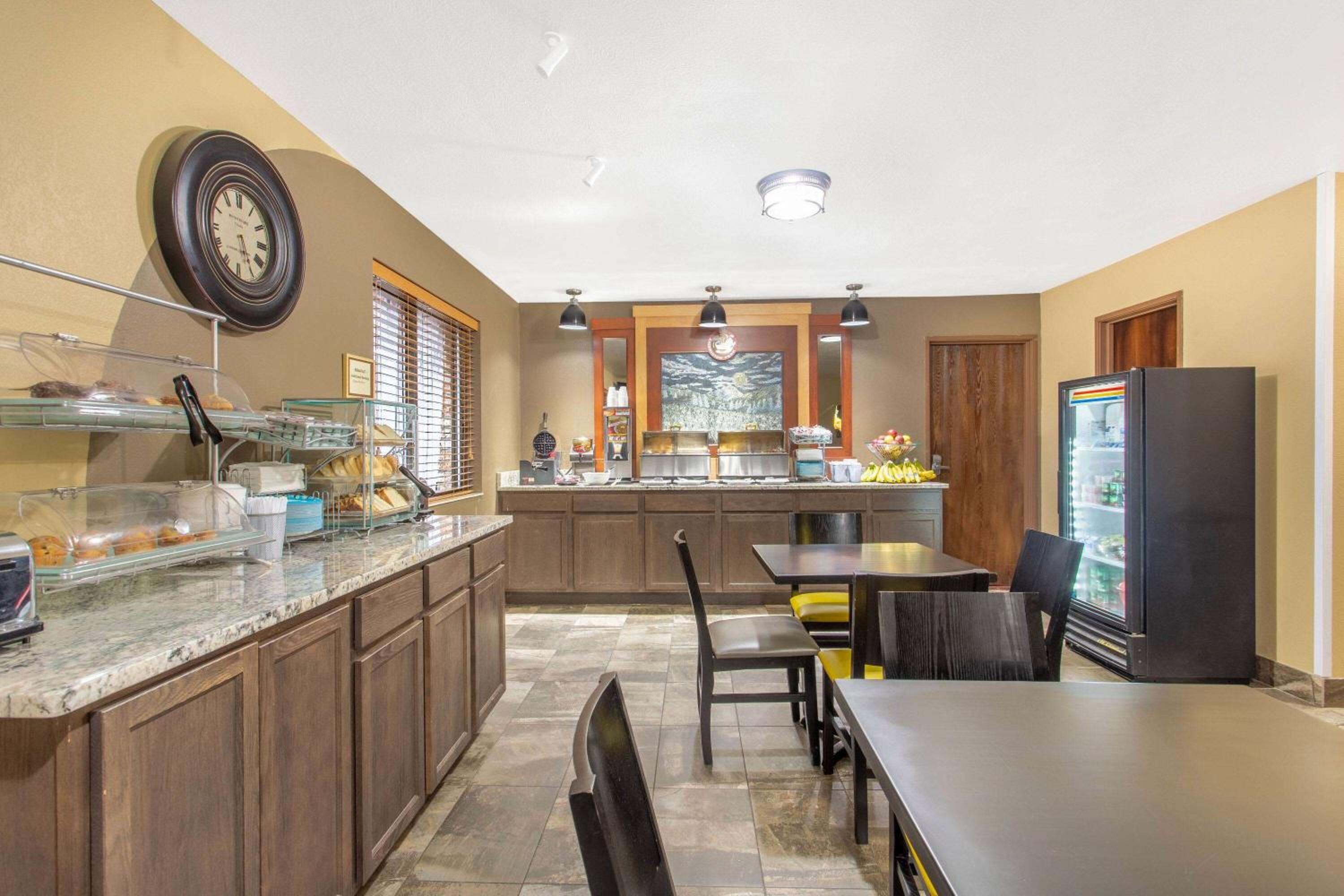 AmericInn and Suites by Wyndham Delafield-Waukesha-Milwaukee - Property Image 19