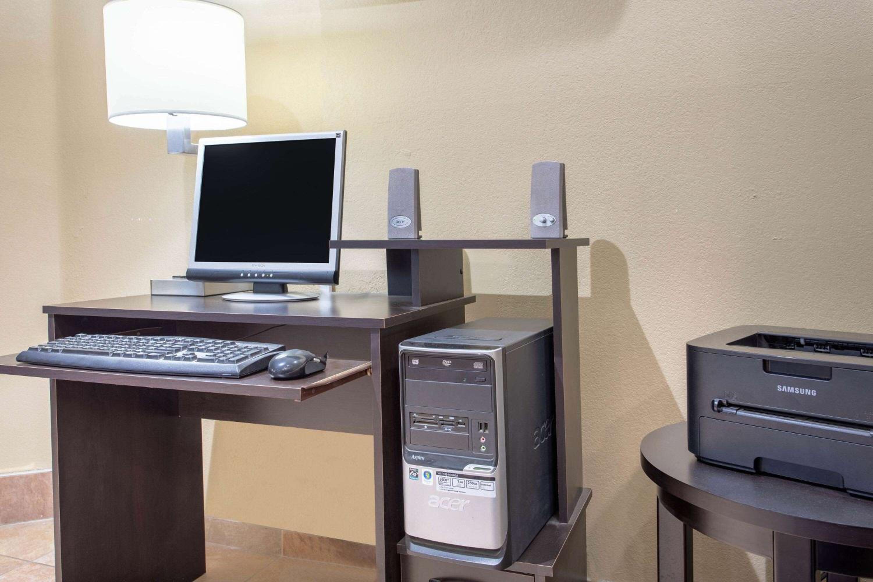 AmericInn and Suites by Wyndham Delafield-Waukesha-Milwaukee - Property Image 14