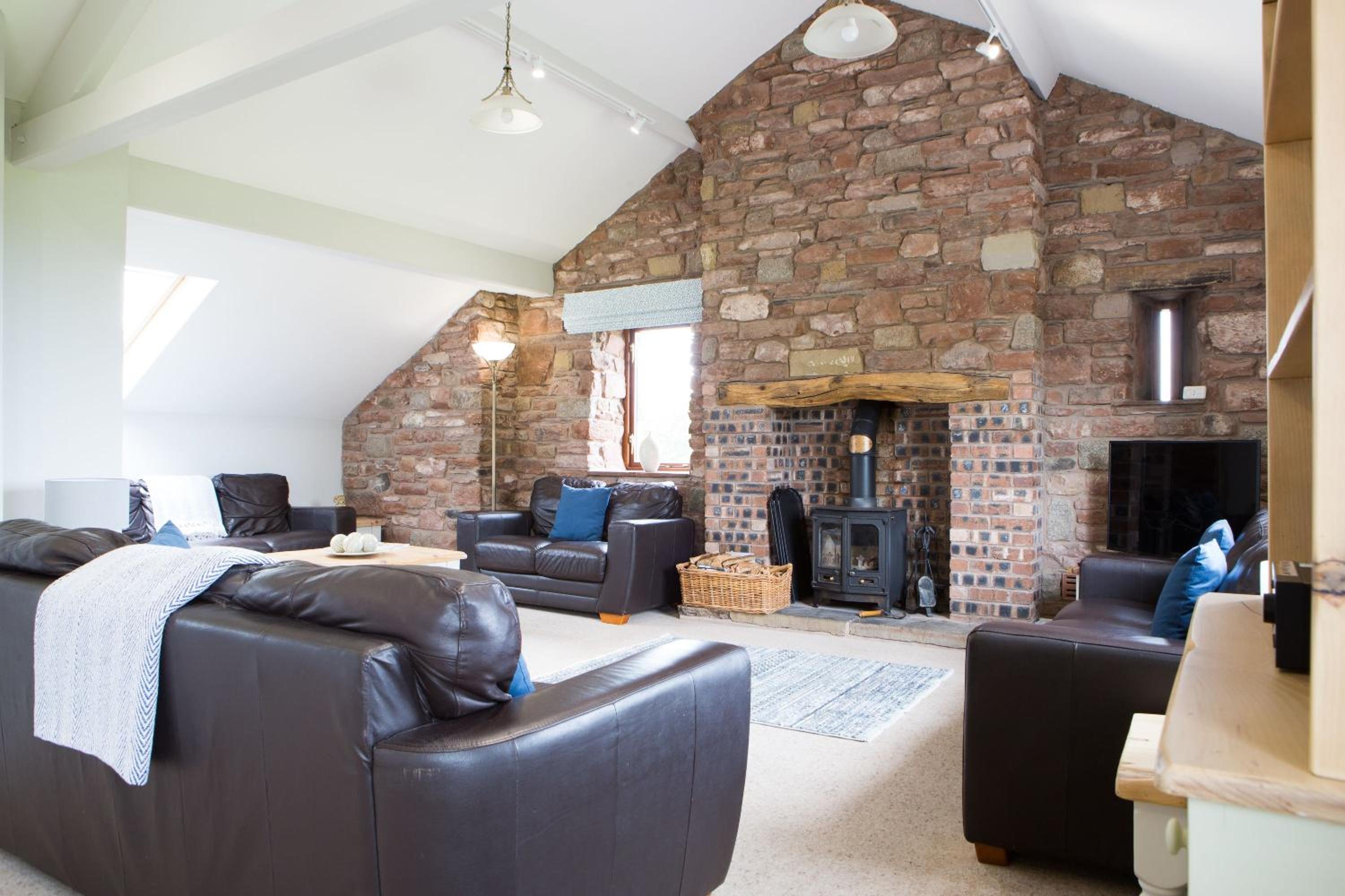 Great Calva, Sebergham, perfect for 2 families or friends with 3 dogs welcome and hot tub view 4