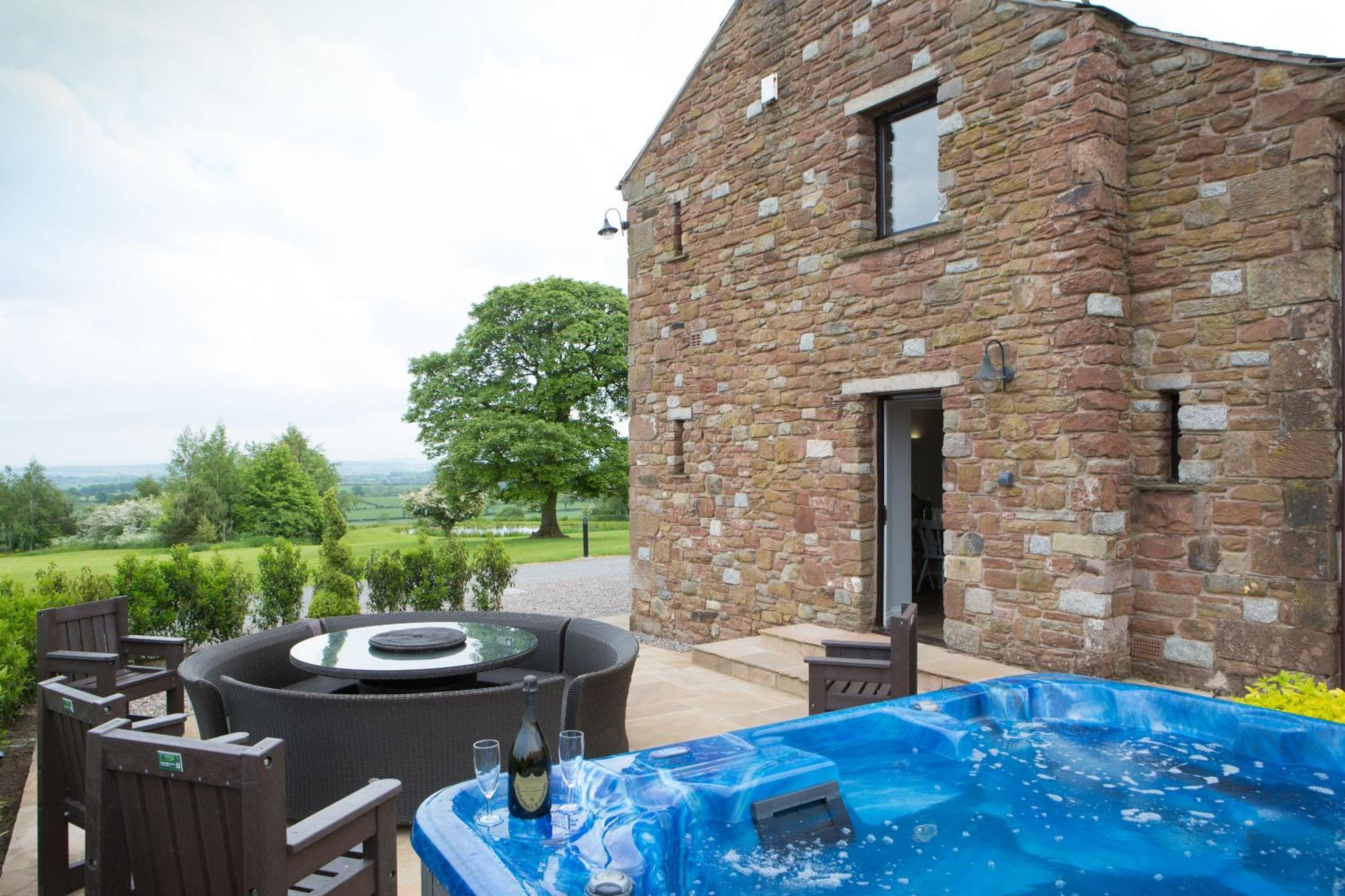 Great Calva, Sebergham, perfect for 2 families or friends with 3 dogs welcome and hot tub view 5