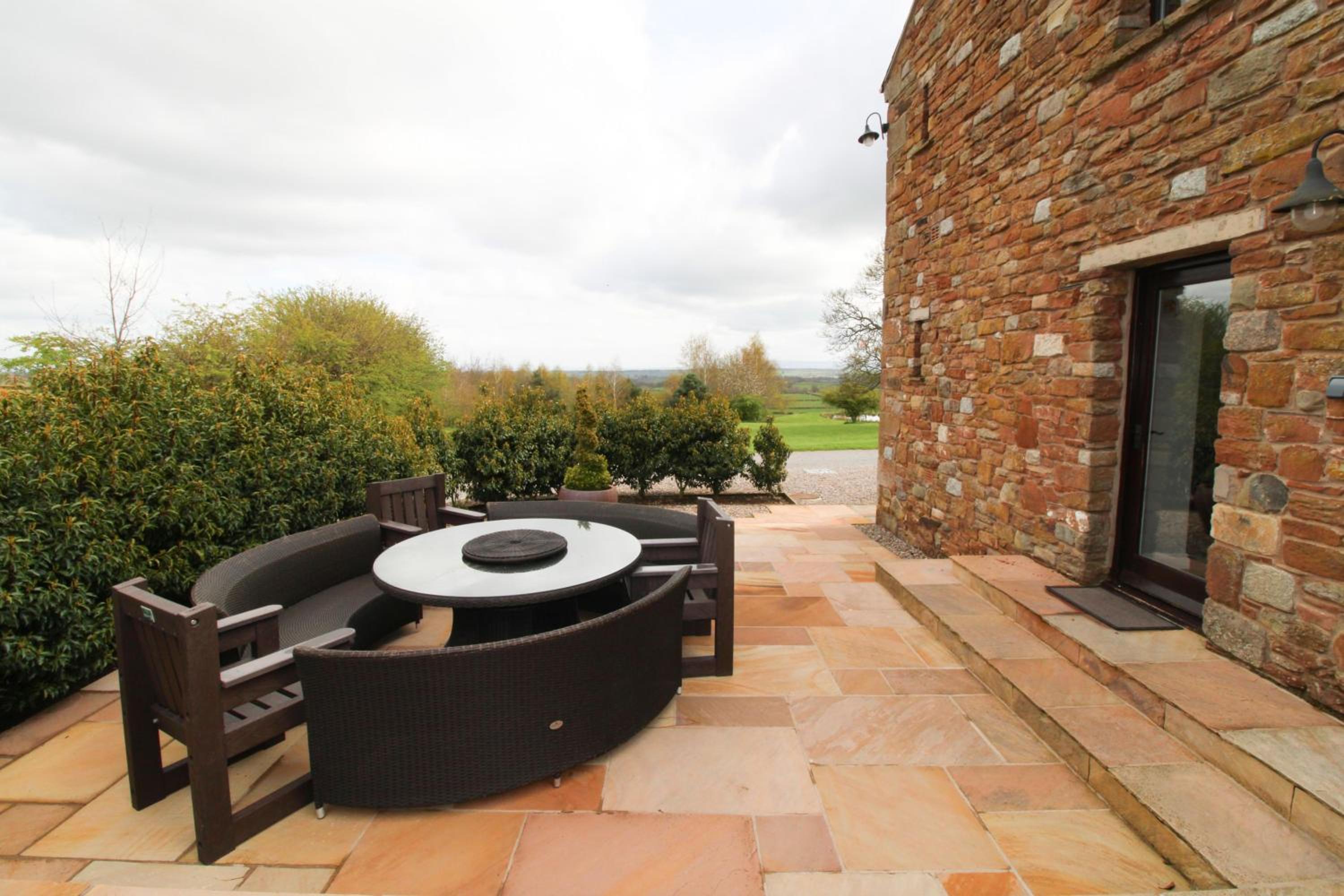Great Calva, Sebergham, perfect for 2 families or friends with 3 dogs welcome and hot tub view 2