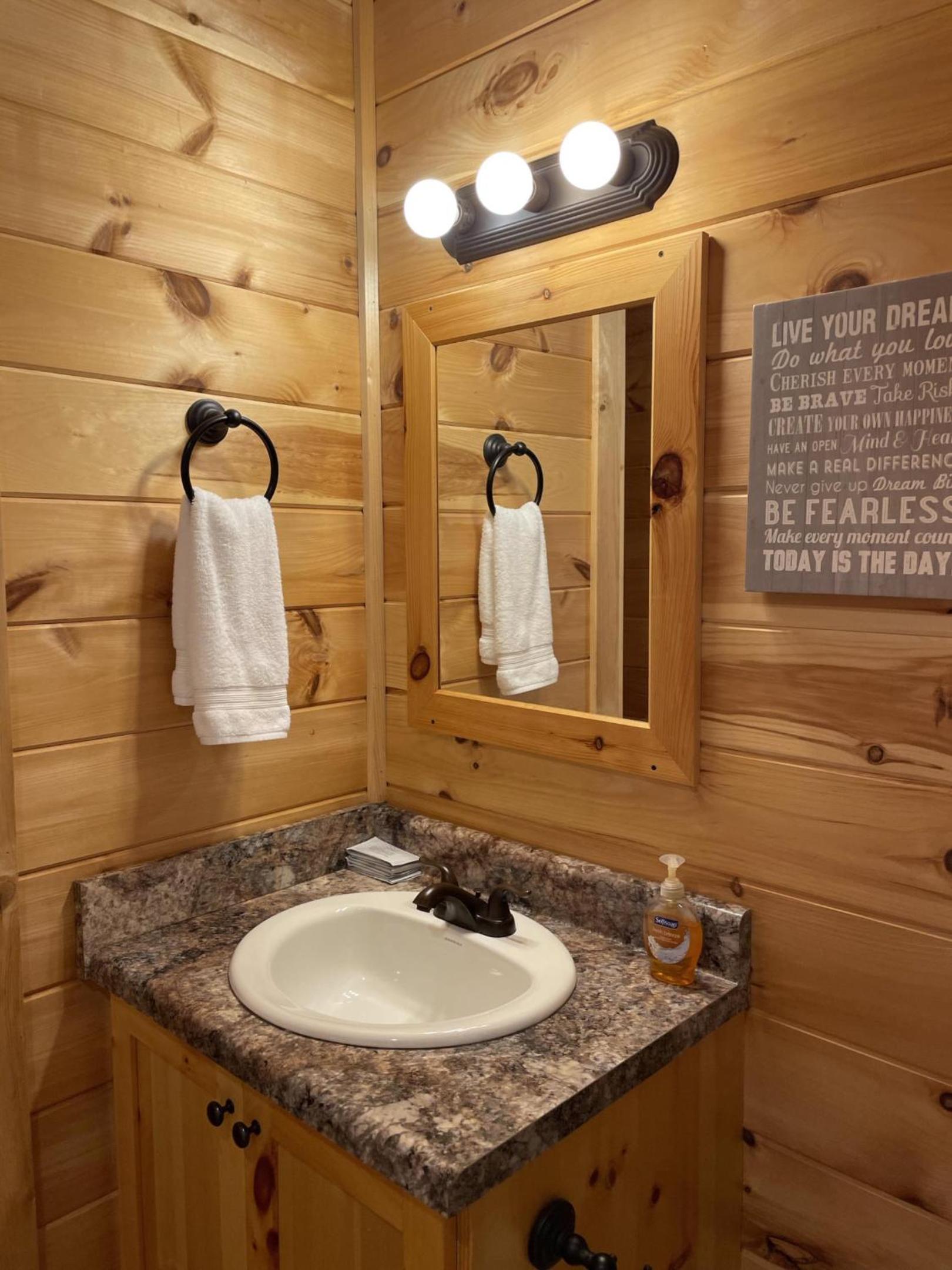 Beautiful Cabin Close To Wineries - Property Image 12