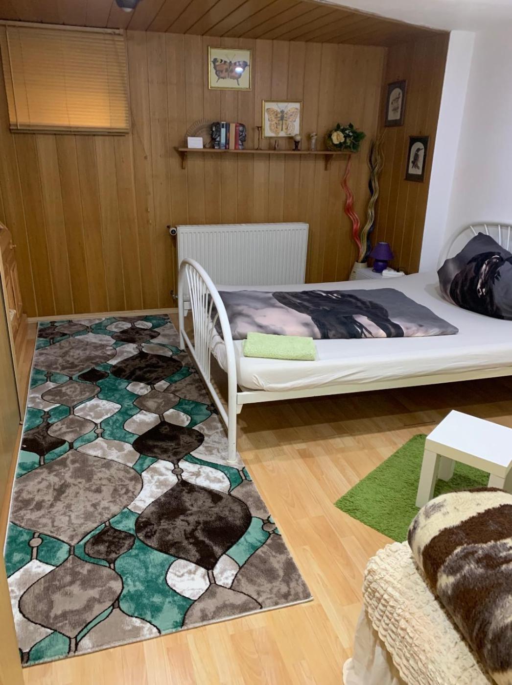 Schönes Doppelbettzimmer im Untergeschoss inkl Parkplatz nach Verfügbarkeit