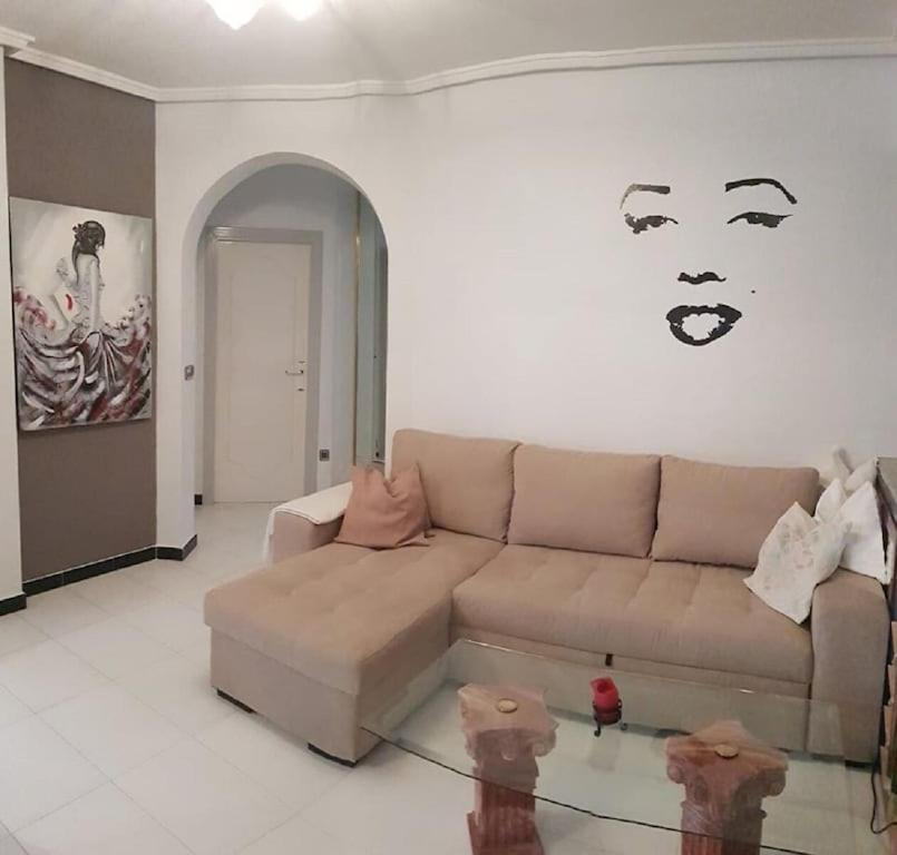 Traumwohnung mit herrlicher Terrasse ,Wlan Pool, Grüngelegener Anlage