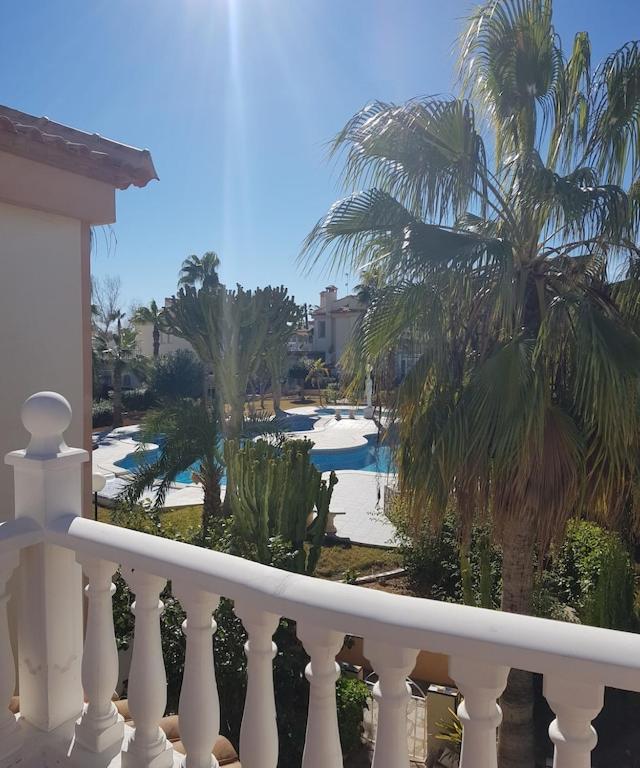 Traumwohnung mit herrlicher Terrasse ,Wlan Pool, Grüngelegener Anlage