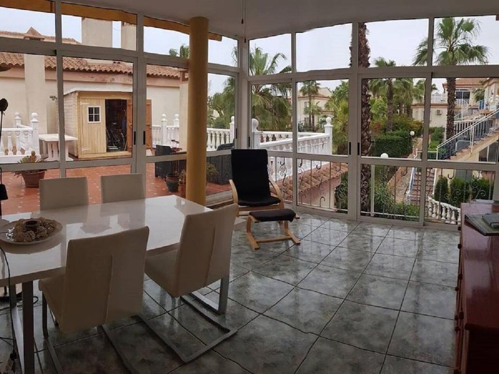Traumwohnung mit herrlicher Terrasse ,Wlan Pool, Grüngelegener Anlage