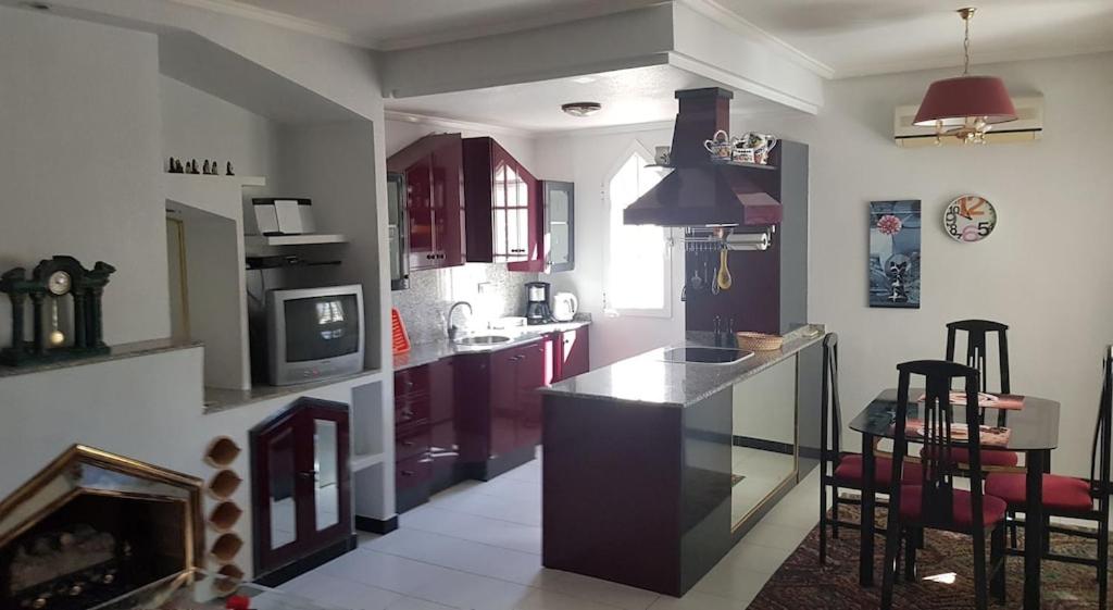 Traumwohnung mit herrlicher Terrasse ,Wlan Pool, Grüngelegener Anlage