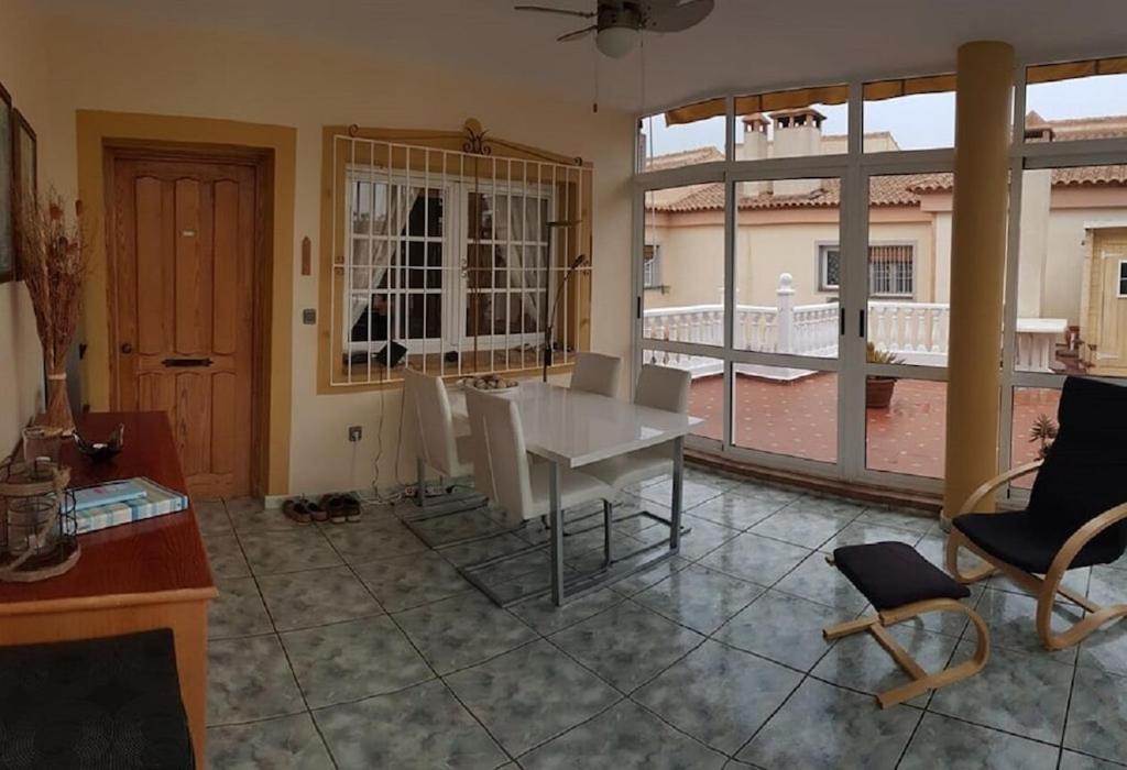 Traumwohnung mit herrlicher Terrasse ,Wlan Pool, Grüngelegener Anlage