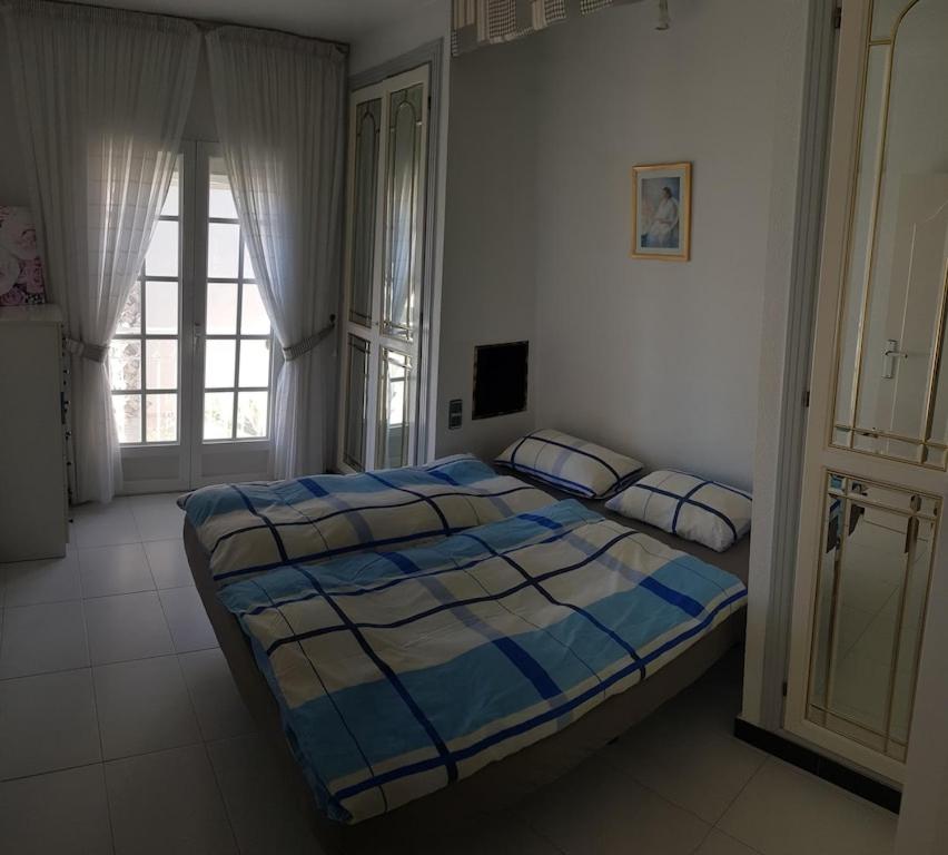 Traumwohnung mit herrlicher Terrasse ,Wlan Pool, Grüngelegener Anlage
