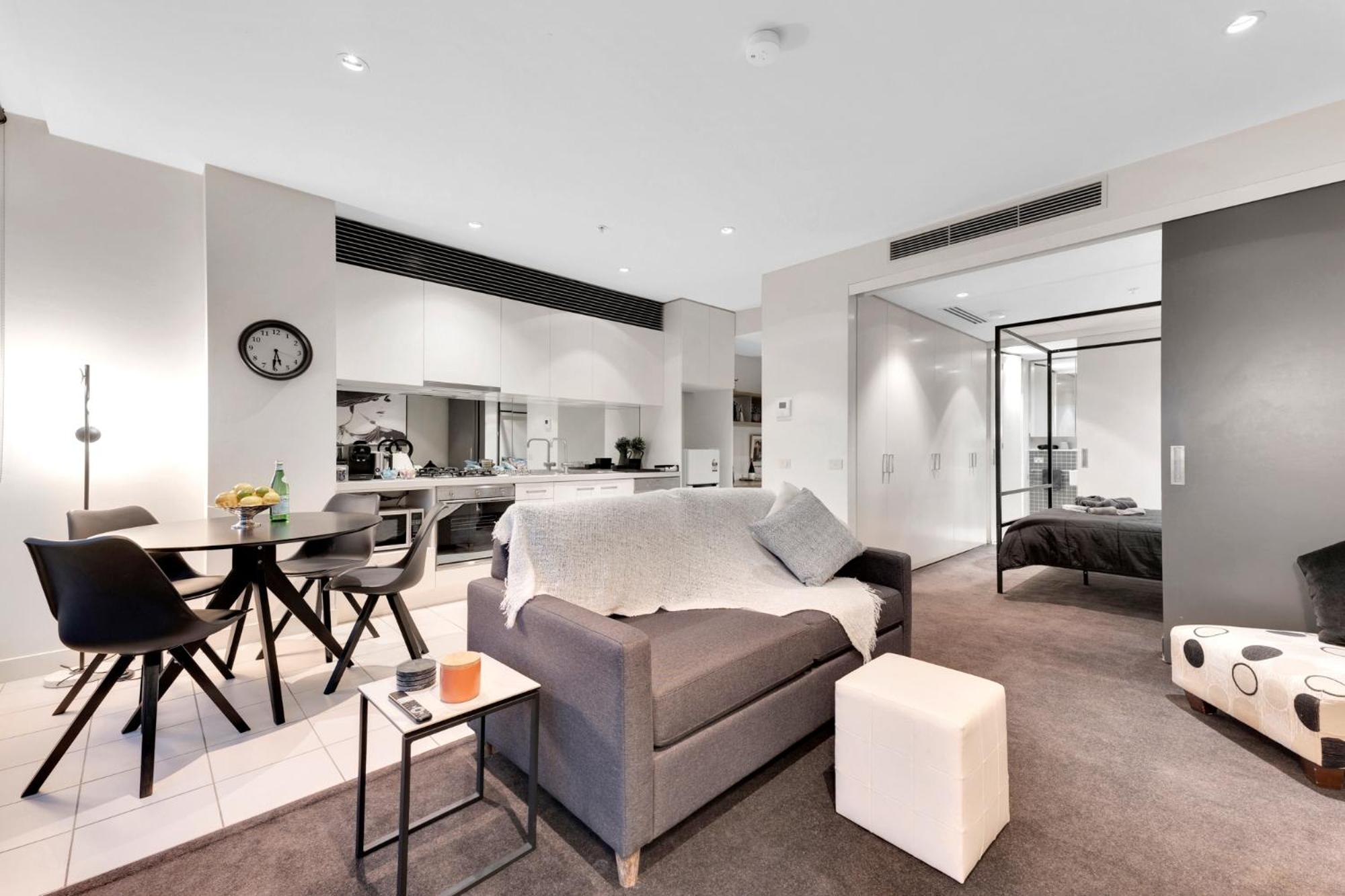 Opulent Level 25 Condo with Breathtaking Views