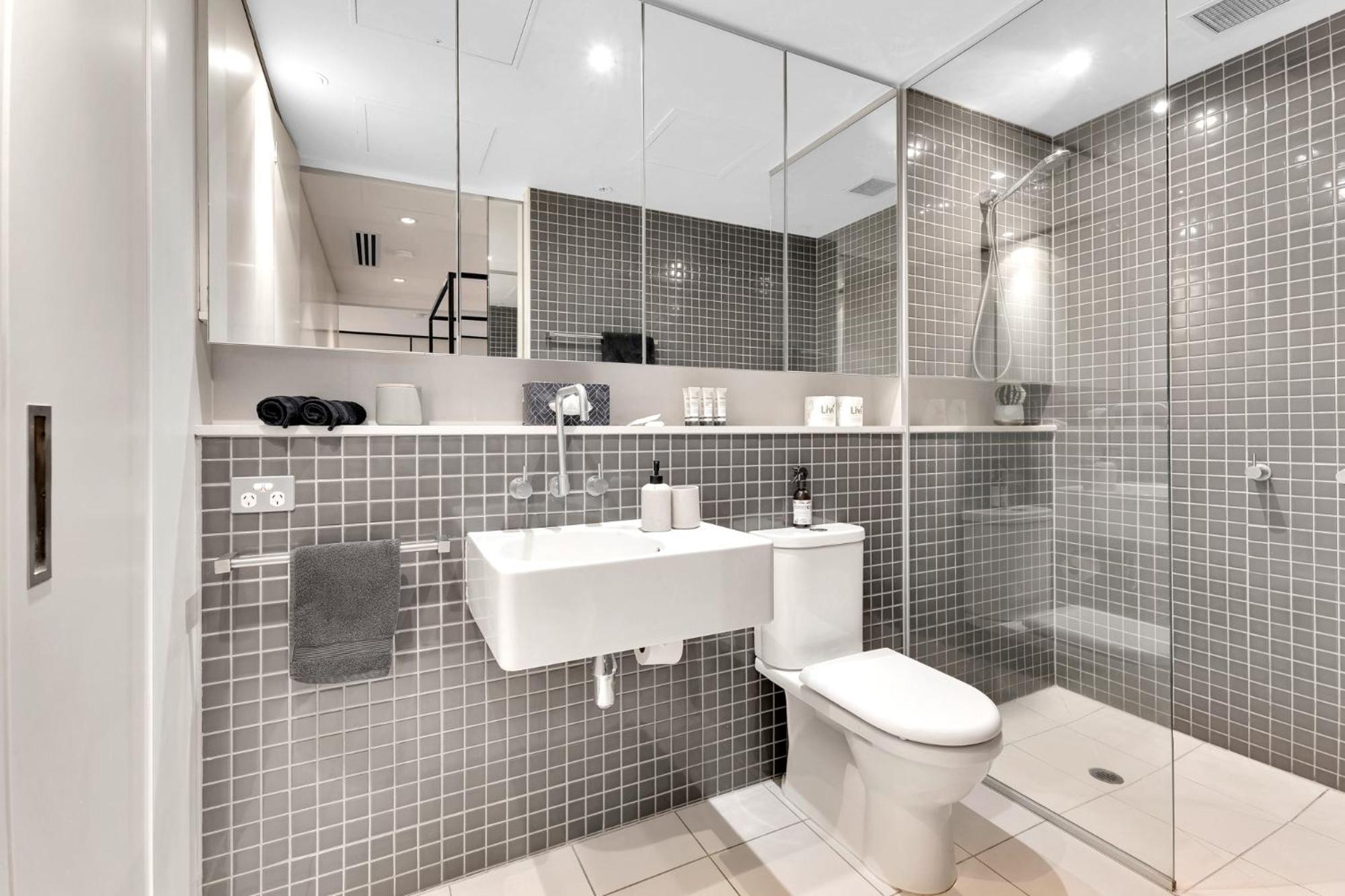 Opulent Level 25 Condo with Breathtaking Views