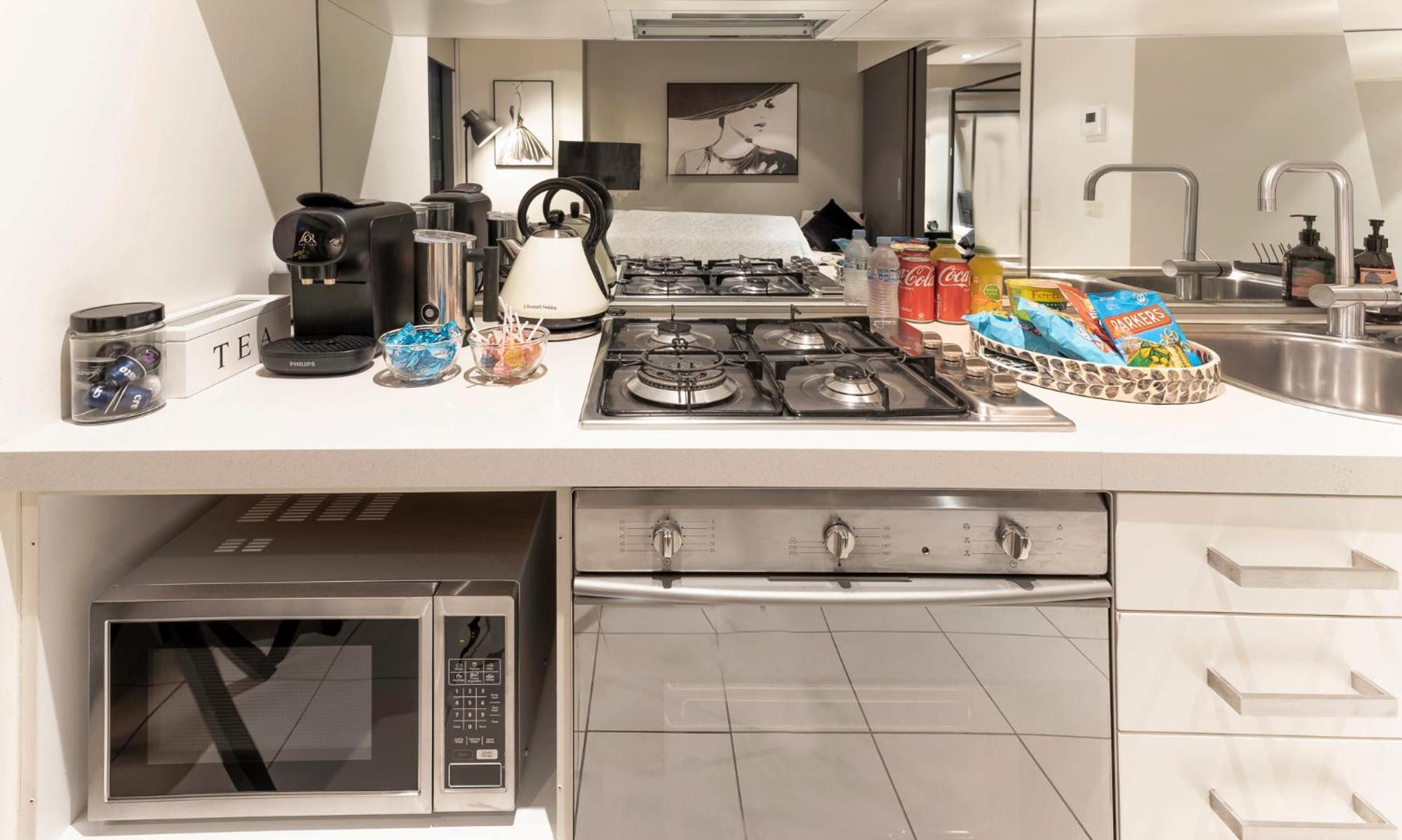 Opulent Level 25 Condo with Breathtaking Views