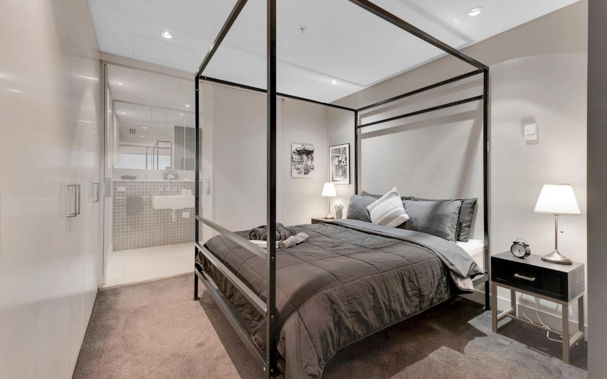 Opulent Level 25 Condo with Breathtaking Views