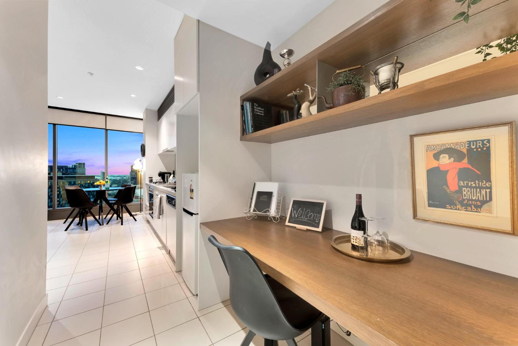 Opulent Level 25 Condo with Breathtaking Views
