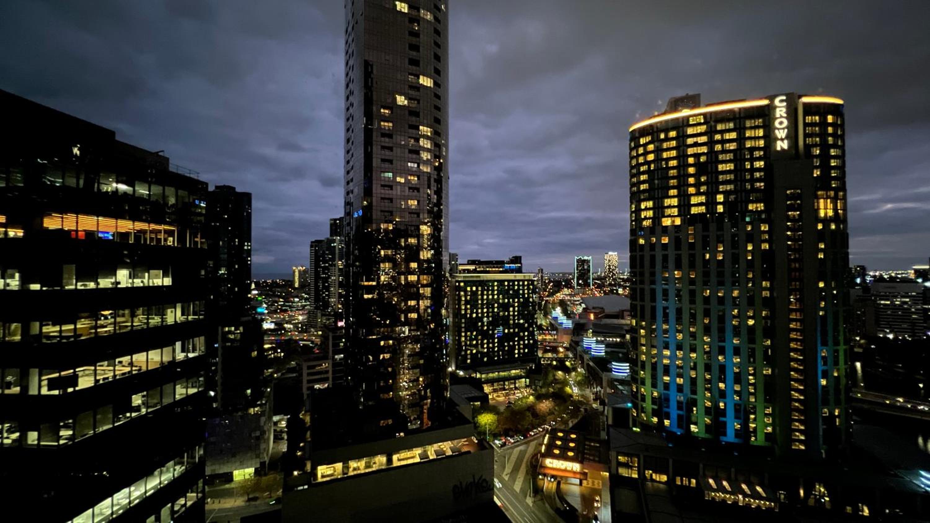 Opulent Level 25 Condo with Breathtaking Views