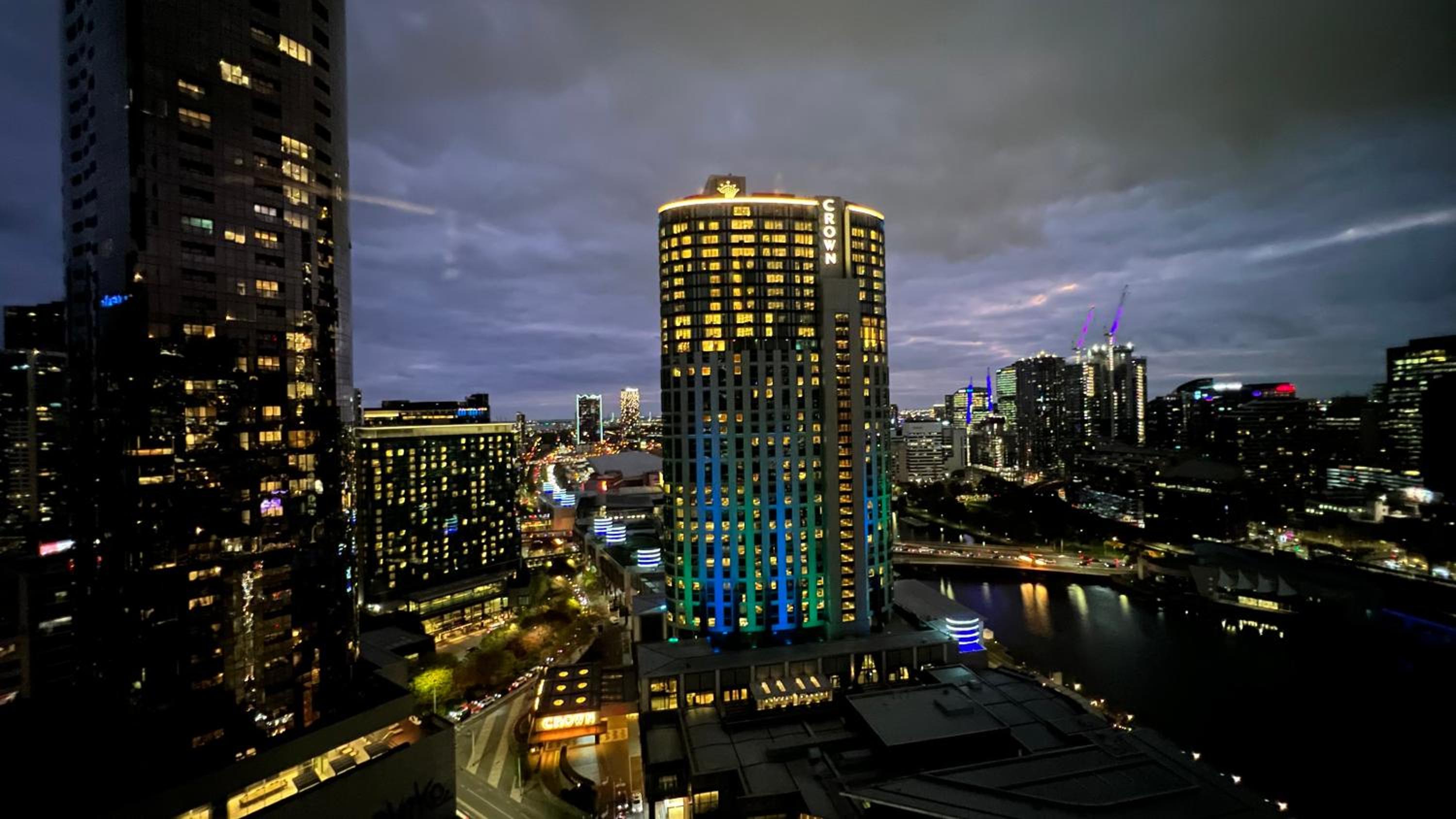 Opulent Level 25 Condo with Breathtaking Views