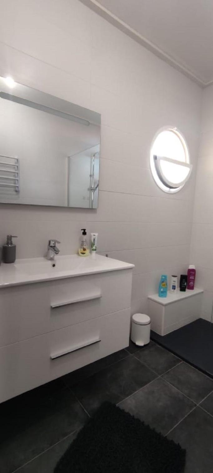Traumwohnung mit herrlicher Terrasse ,Wlan Pool, Grüngelegener Anlage