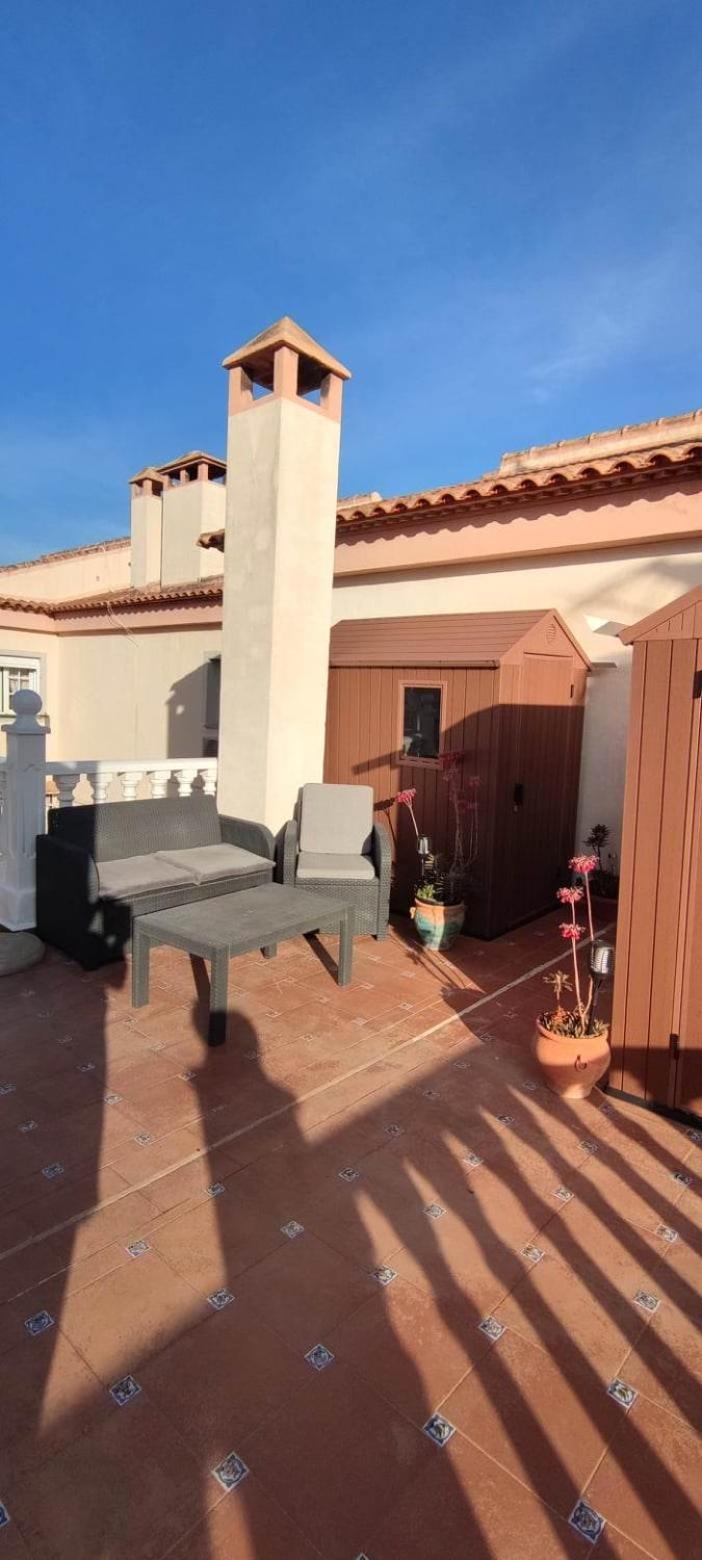 Traumwohnung mit herrlicher Terrasse ,Wlan Pool, Grüngelegener Anlage
