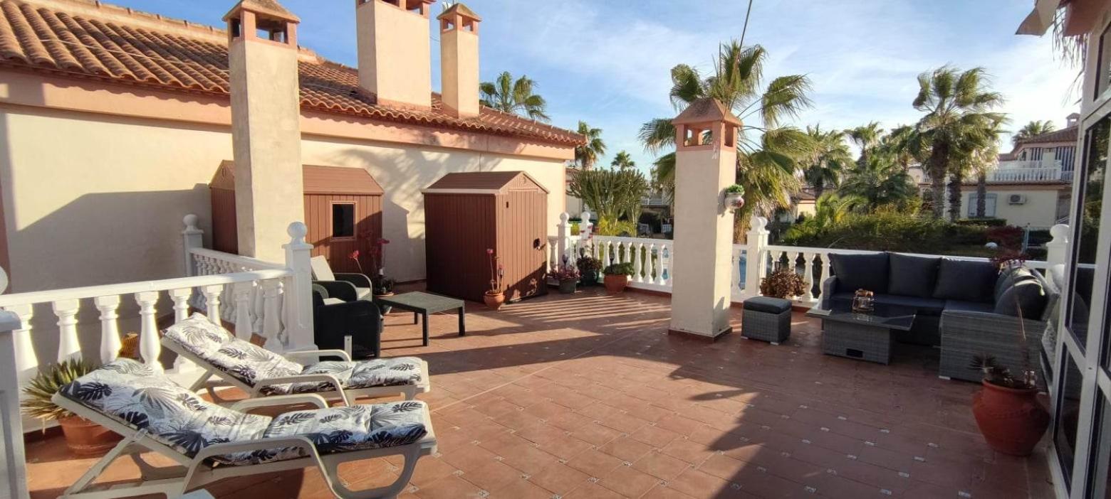 Traumwohnung mit herrlicher Terrasse ,Wlan Pool, Grüngelegener Anlage