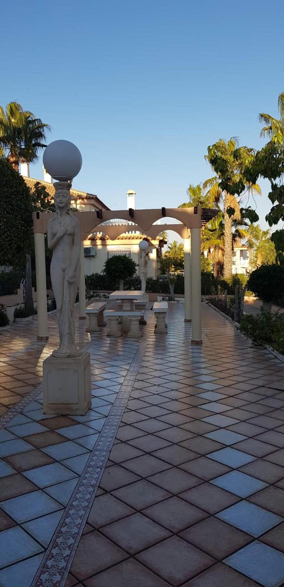 Traumwohnung mit herrlicher Terrasse ,Wlan Pool, Grüngelegener Anlage