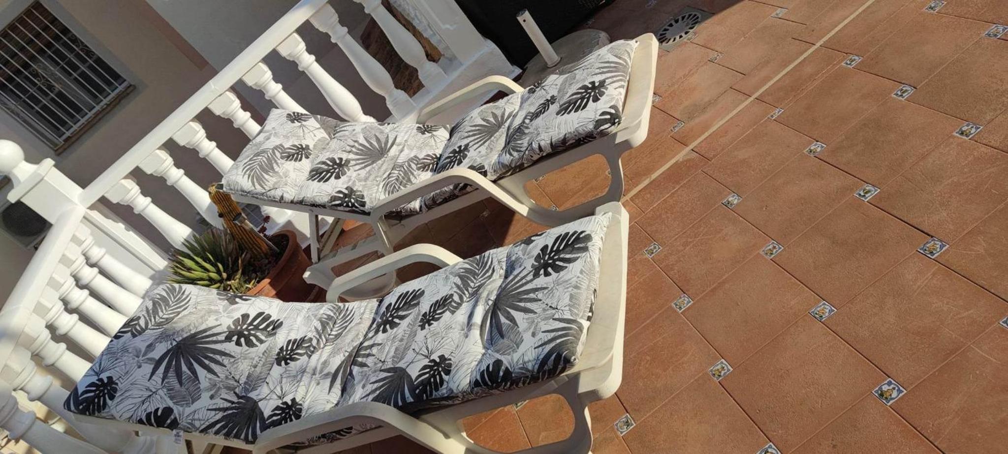 Traumwohnung mit herrlicher Terrasse ,Wlan Pool, Grüngelegener Anlage