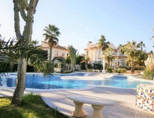 Traumwohnung mit herrlicher Terrasse ,Wlan Pool, Grüngelegener Anlage