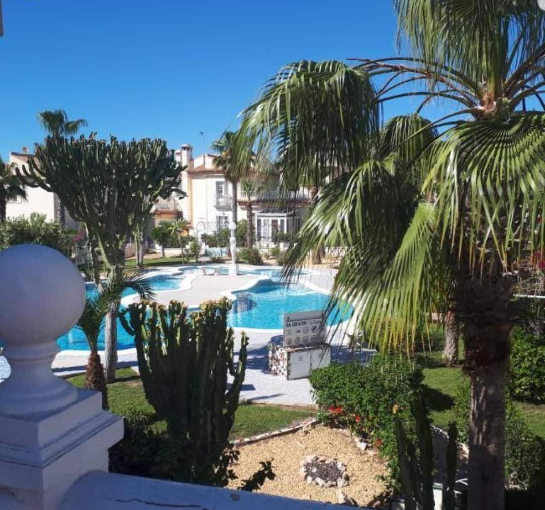 Traumwohnung mit herrlicher Terrasse ,Wlan Pool, Grüngelegener Anlage