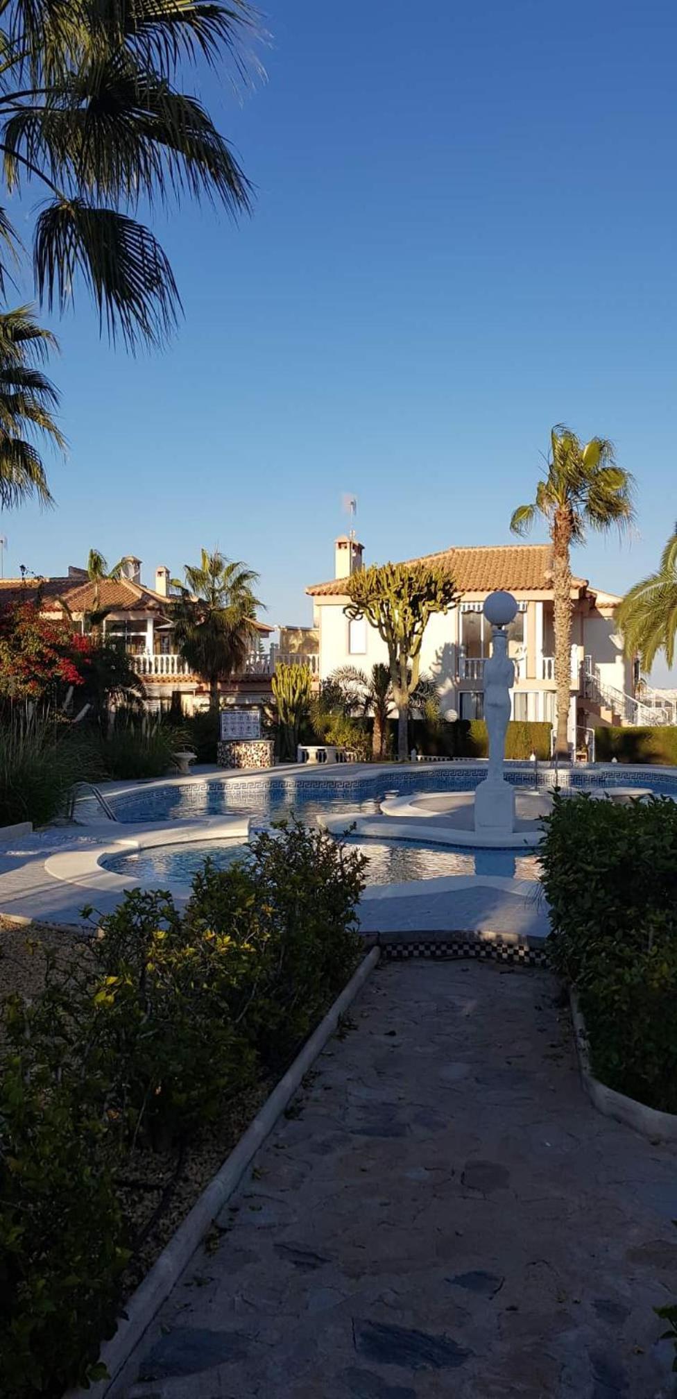 Traumwohnung mit herrlicher Terrasse ,Wlan Pool, Grüngelegener Anlage