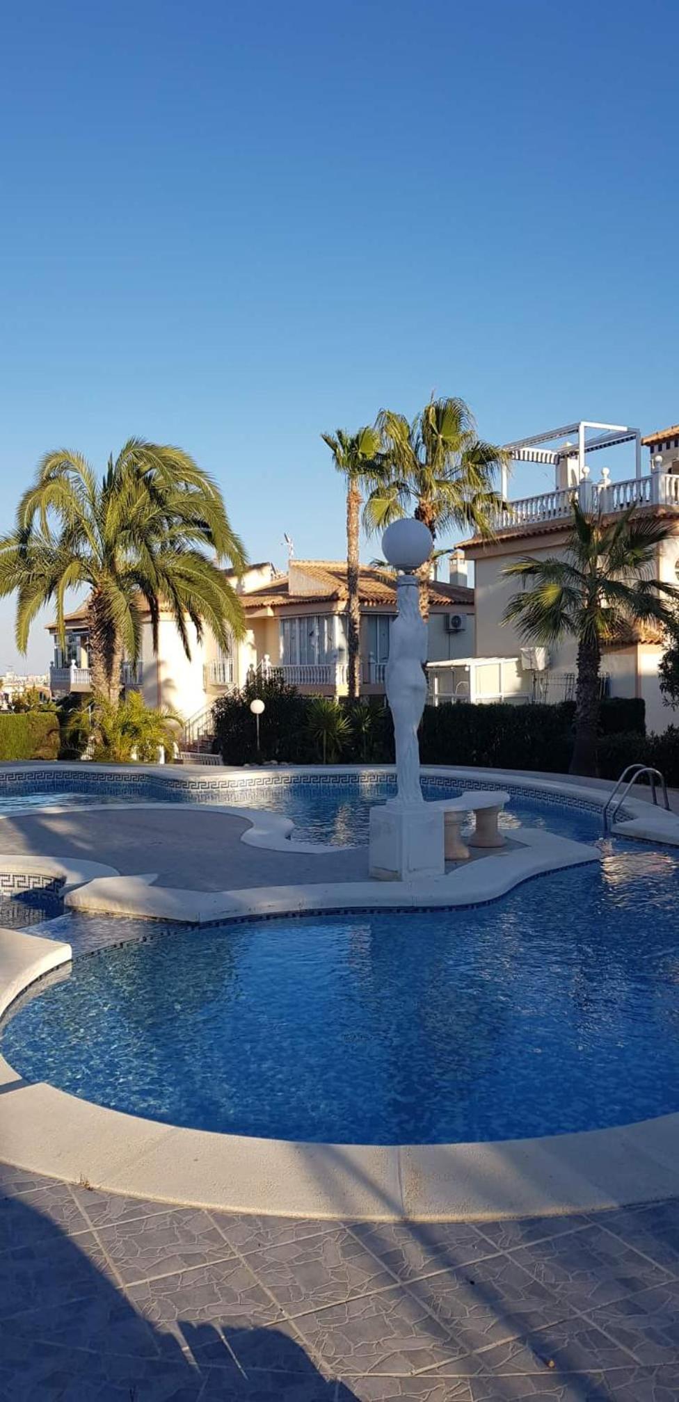 Traumwohnung mit herrlicher Terrasse ,Wlan Pool, Grüngelegener Anlage