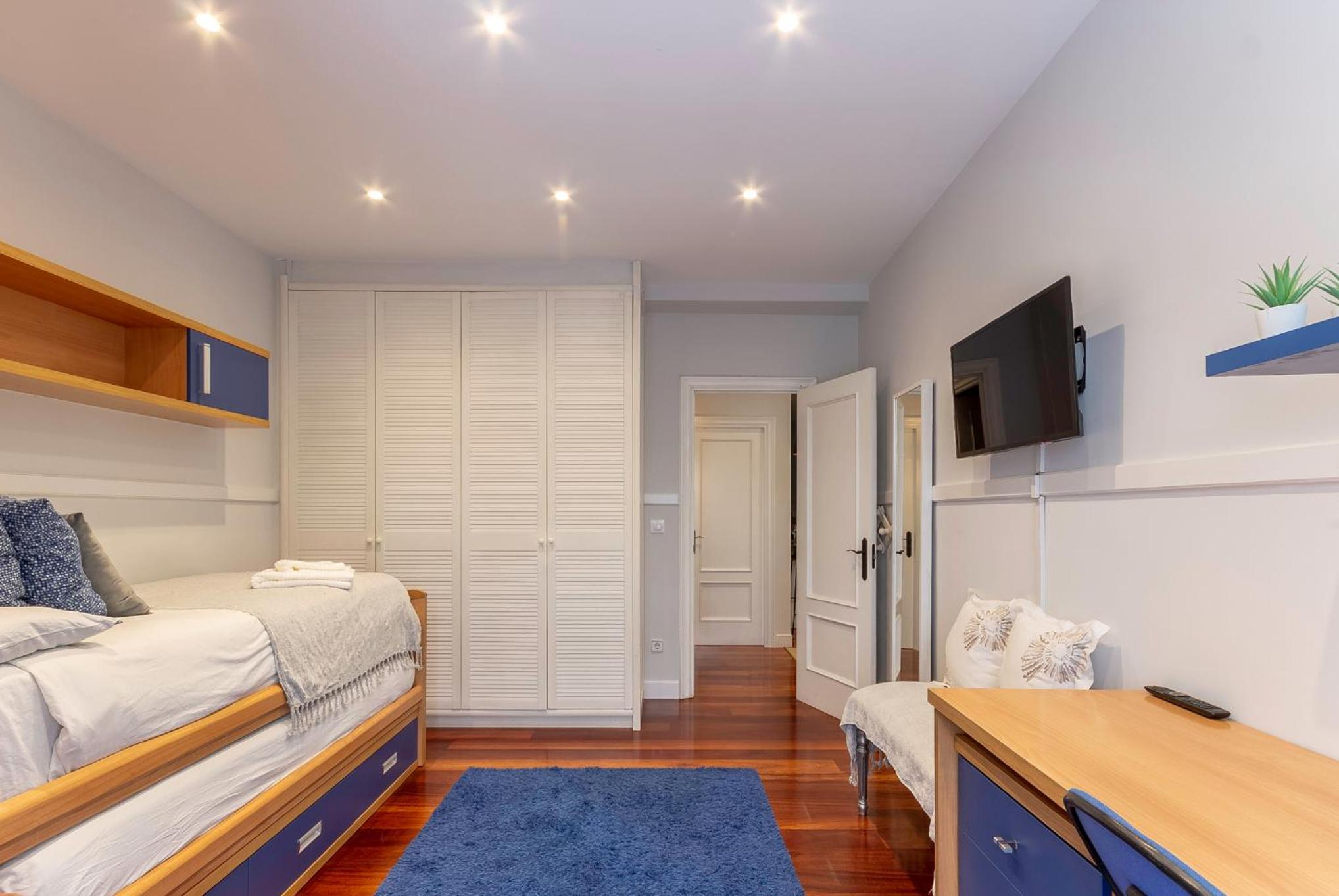 Bilbao Arte V with parking by Aston Rentals