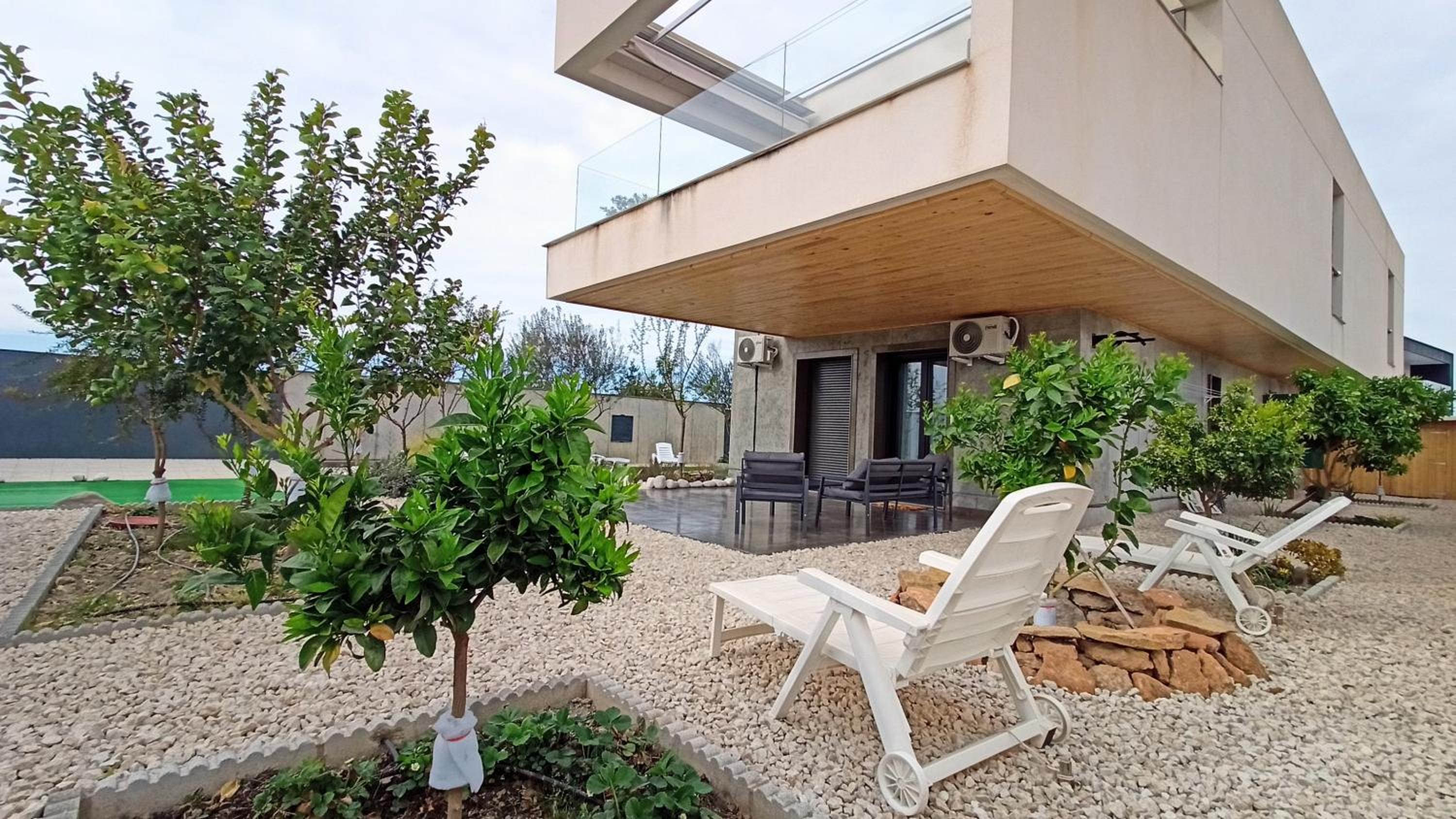 Chalet con piscina y jardín, no fumadores ni fiestas view 3
