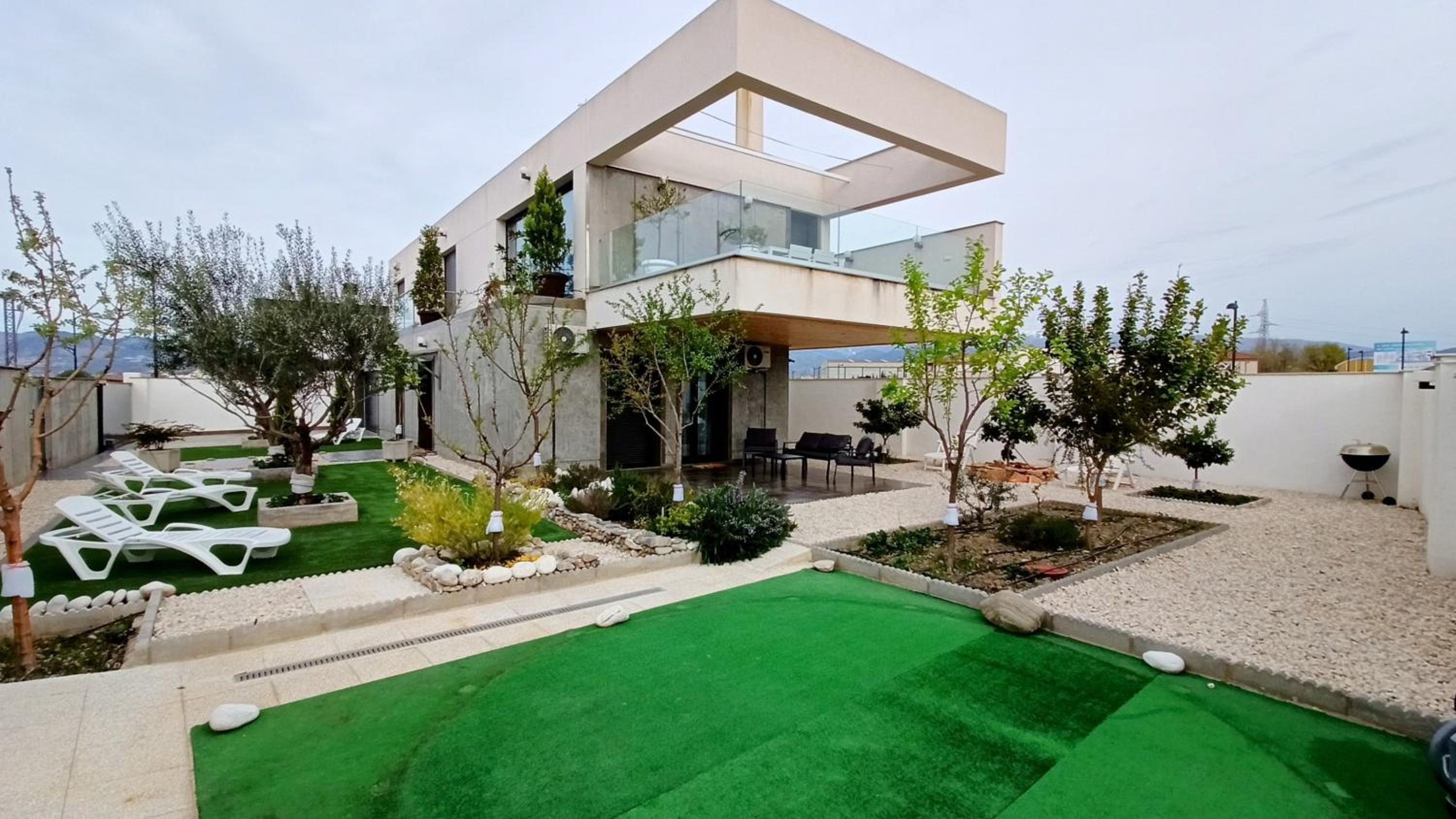Chalet con piscina y jardín, no fumadores ni fiestas view 2