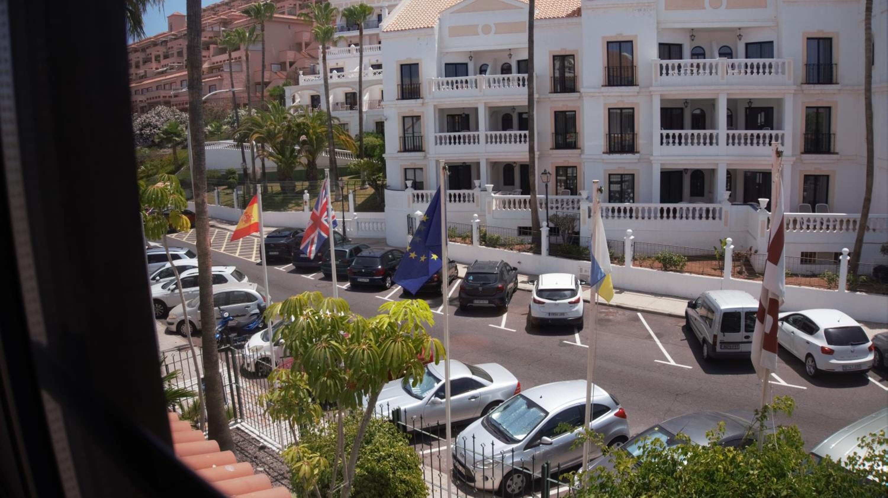 Greatly located apartment with heated pool, Los Cristianos