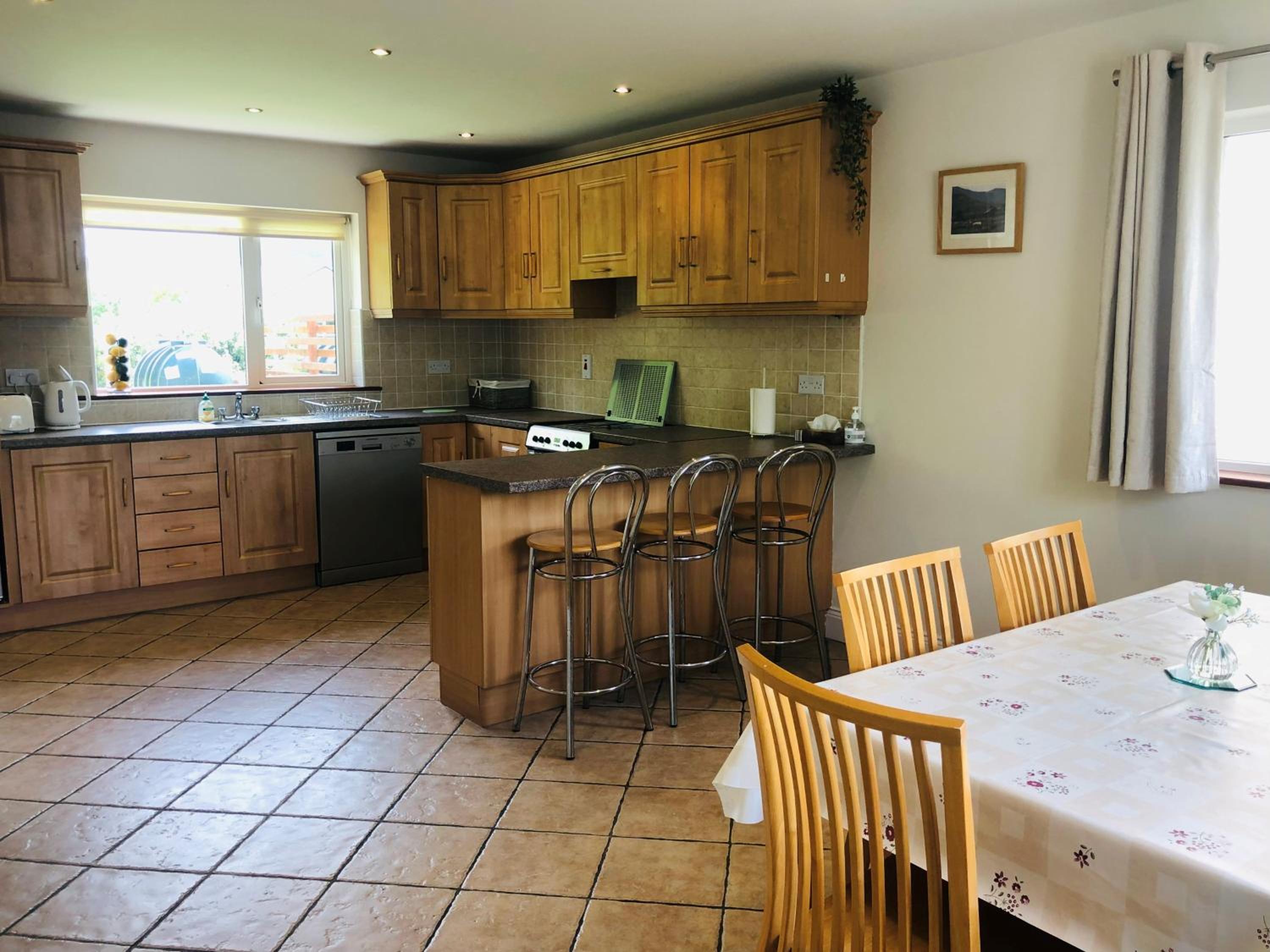 Modern bright detached home just a short stroll from town