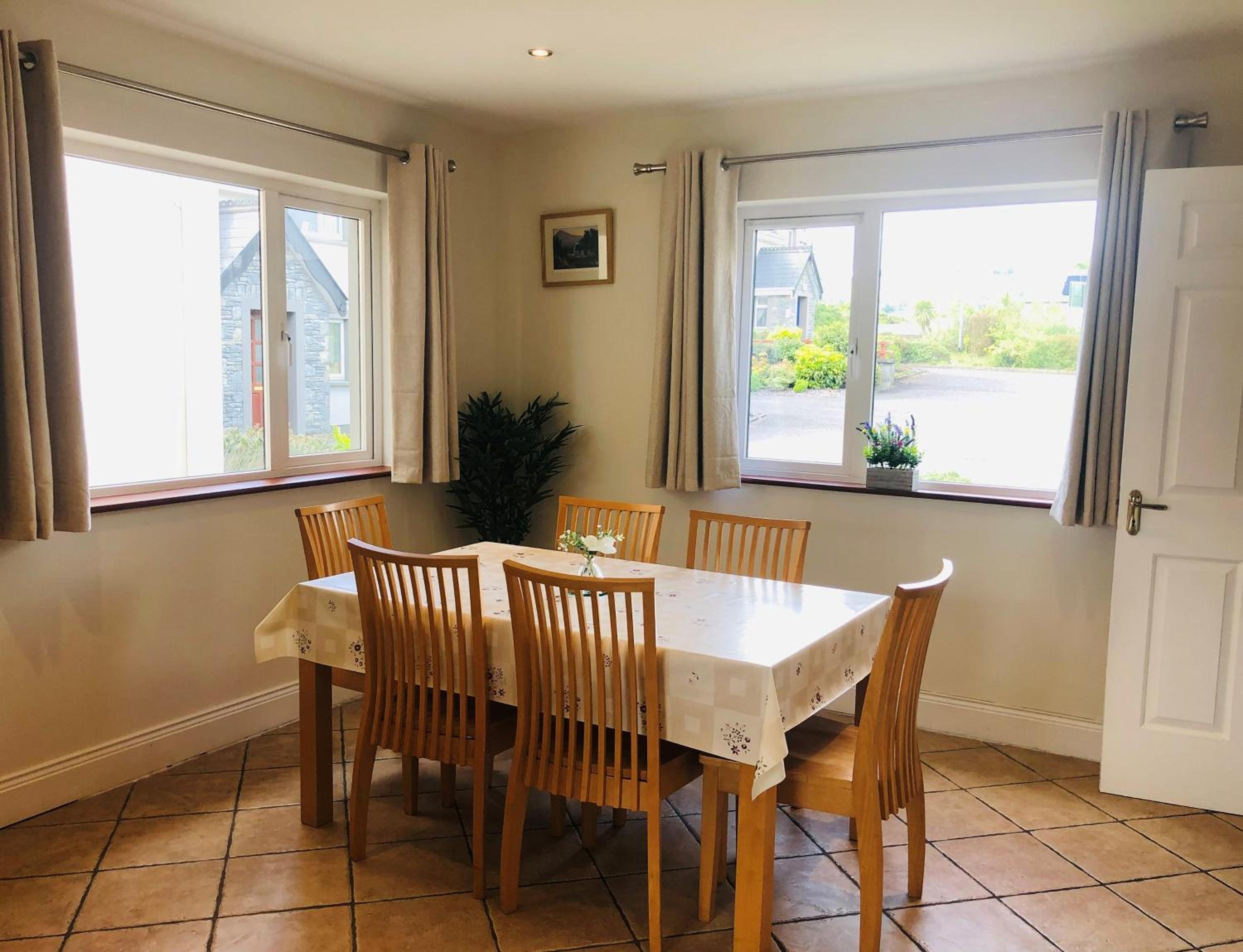 Modern bright detached home just a short stroll from town