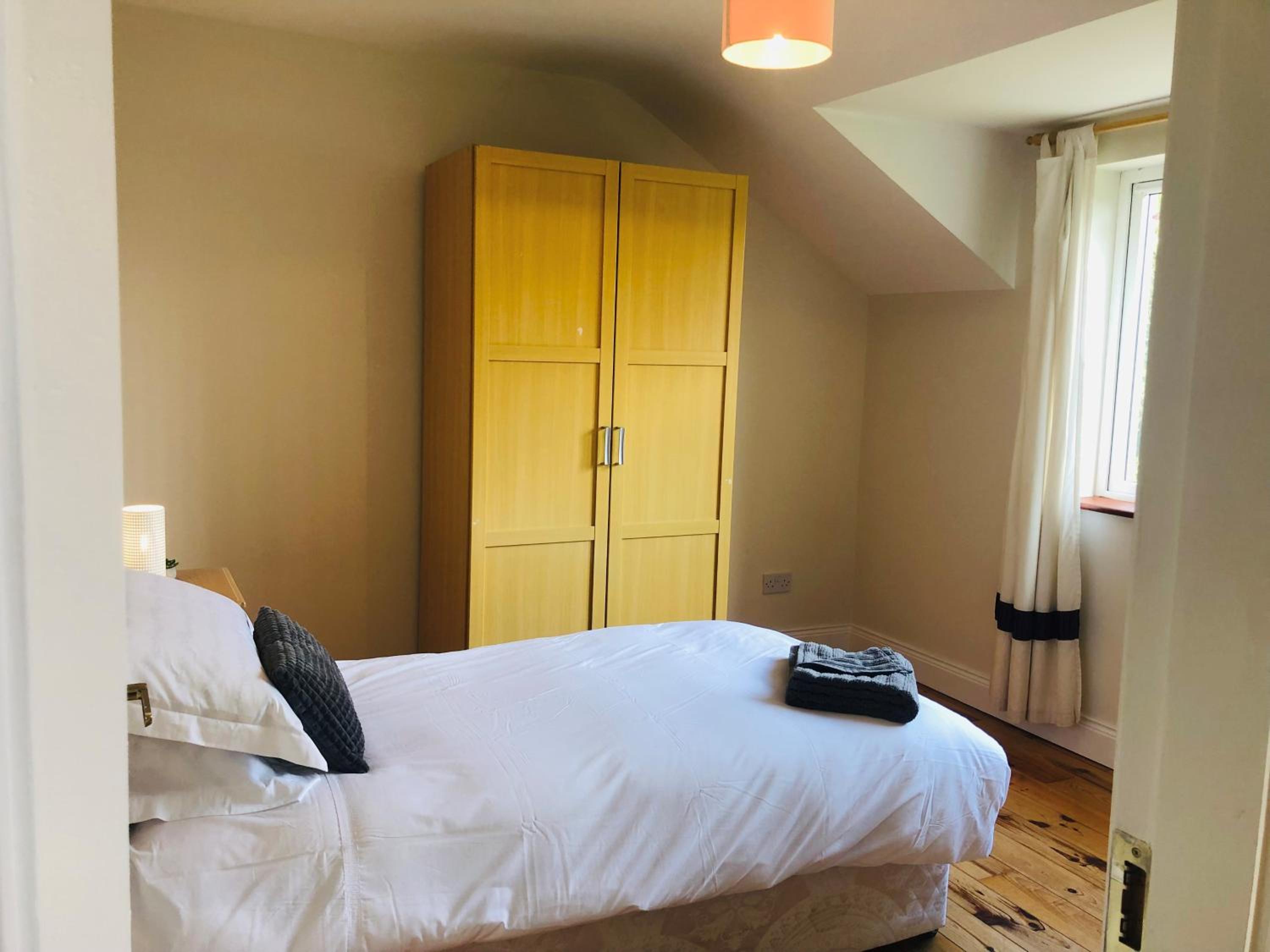 Modern bright detached home just a short stroll from town