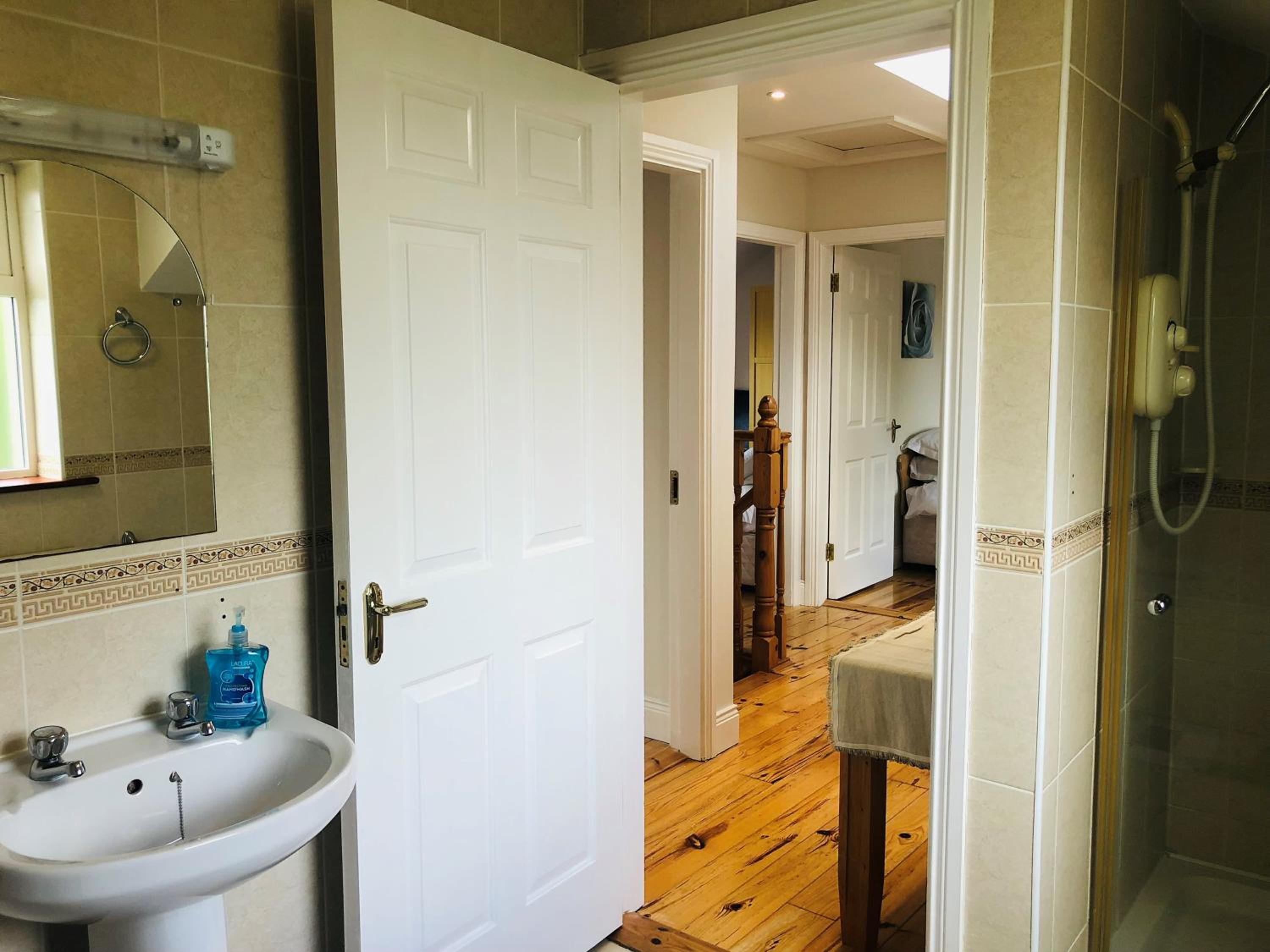 Modern bright detached home just a short stroll from town