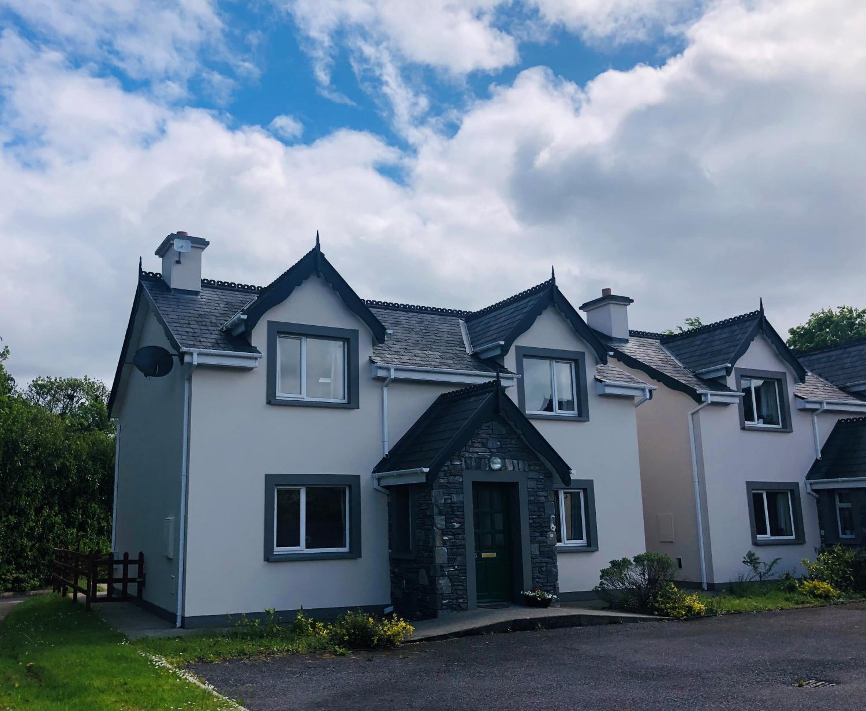 Modern bright detached home just a short stroll from town