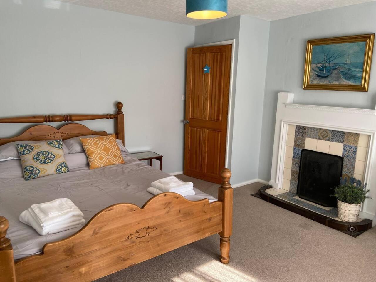 3 Bed Cottage - Sleeps 5 - Pets - Parking - Wifi view 2