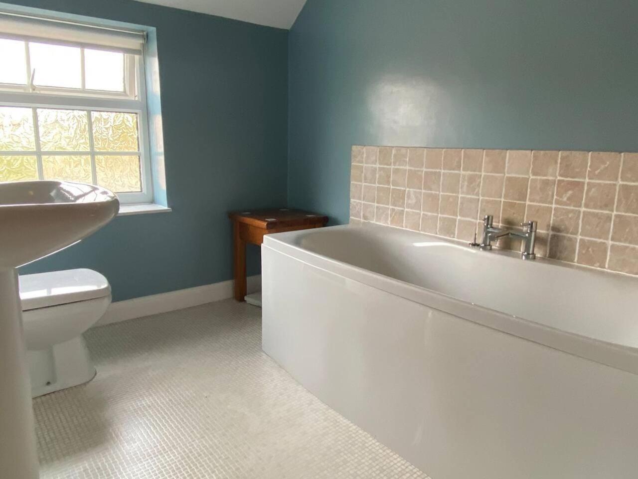 3 Bed Cottage - Sleeps 5 - Pets - Parking - Wifi view 5
