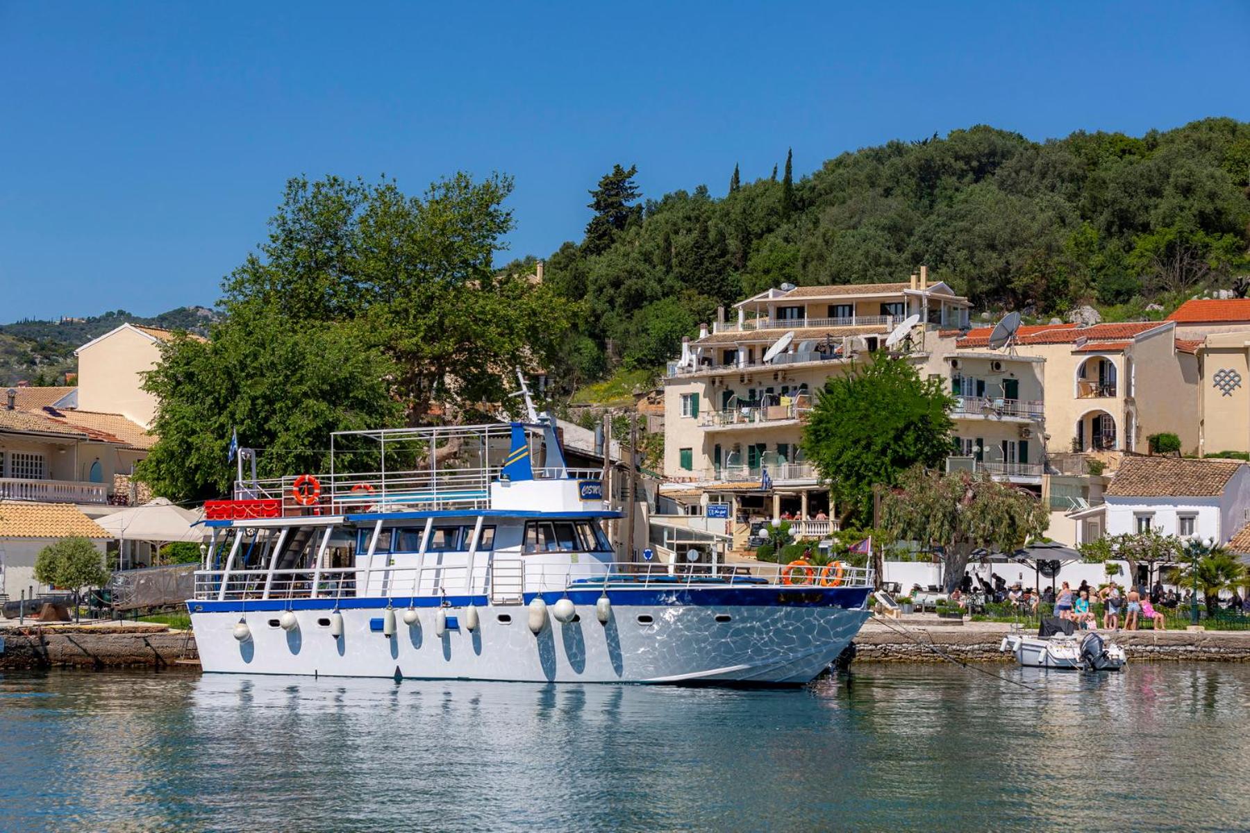 Solaris Methea- Luxury Central Villa by the Castle