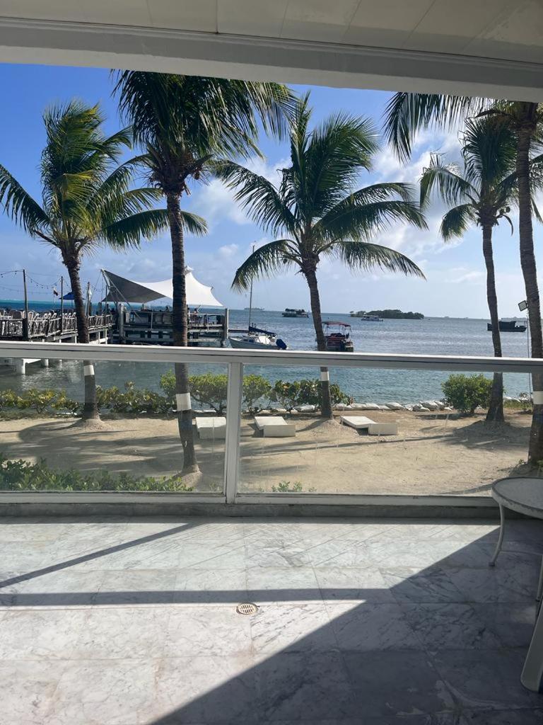 Apartamentos con playa privada y vista al mar