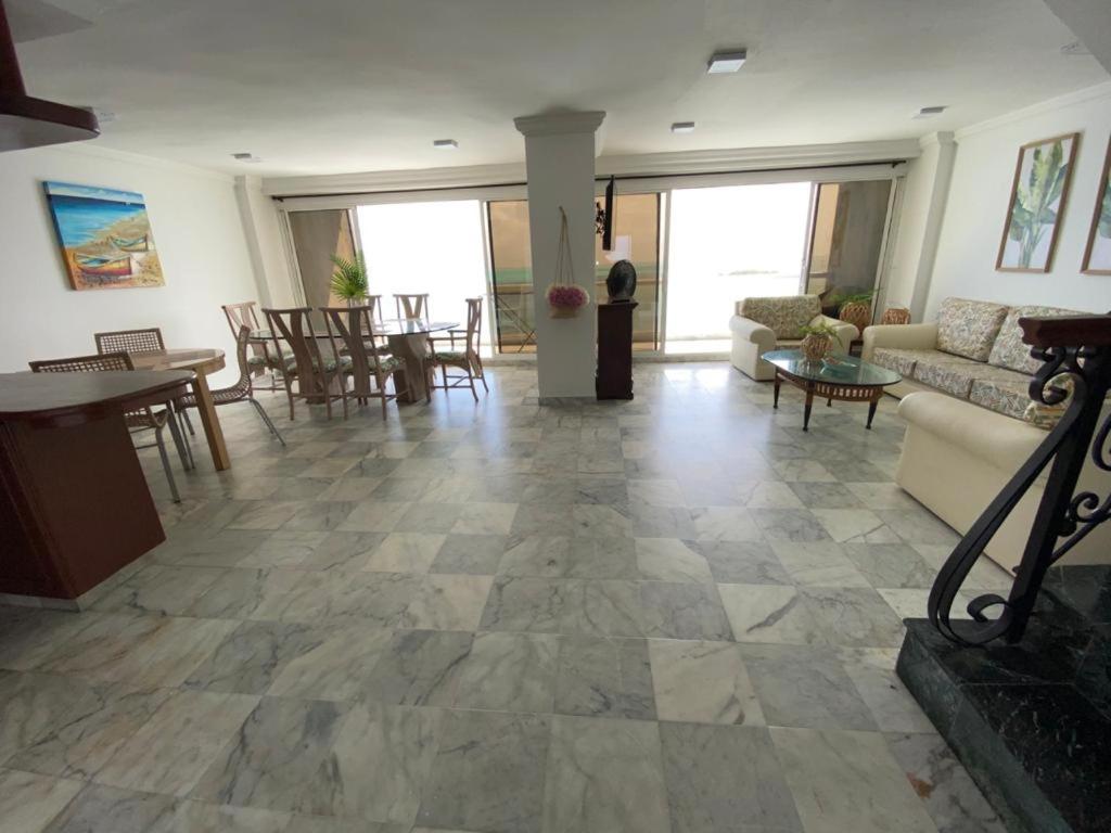 Apartamentos con playa privada y vista al mar