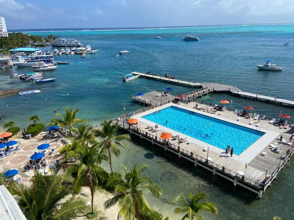 Apartamentos con playa privada y vista al mar